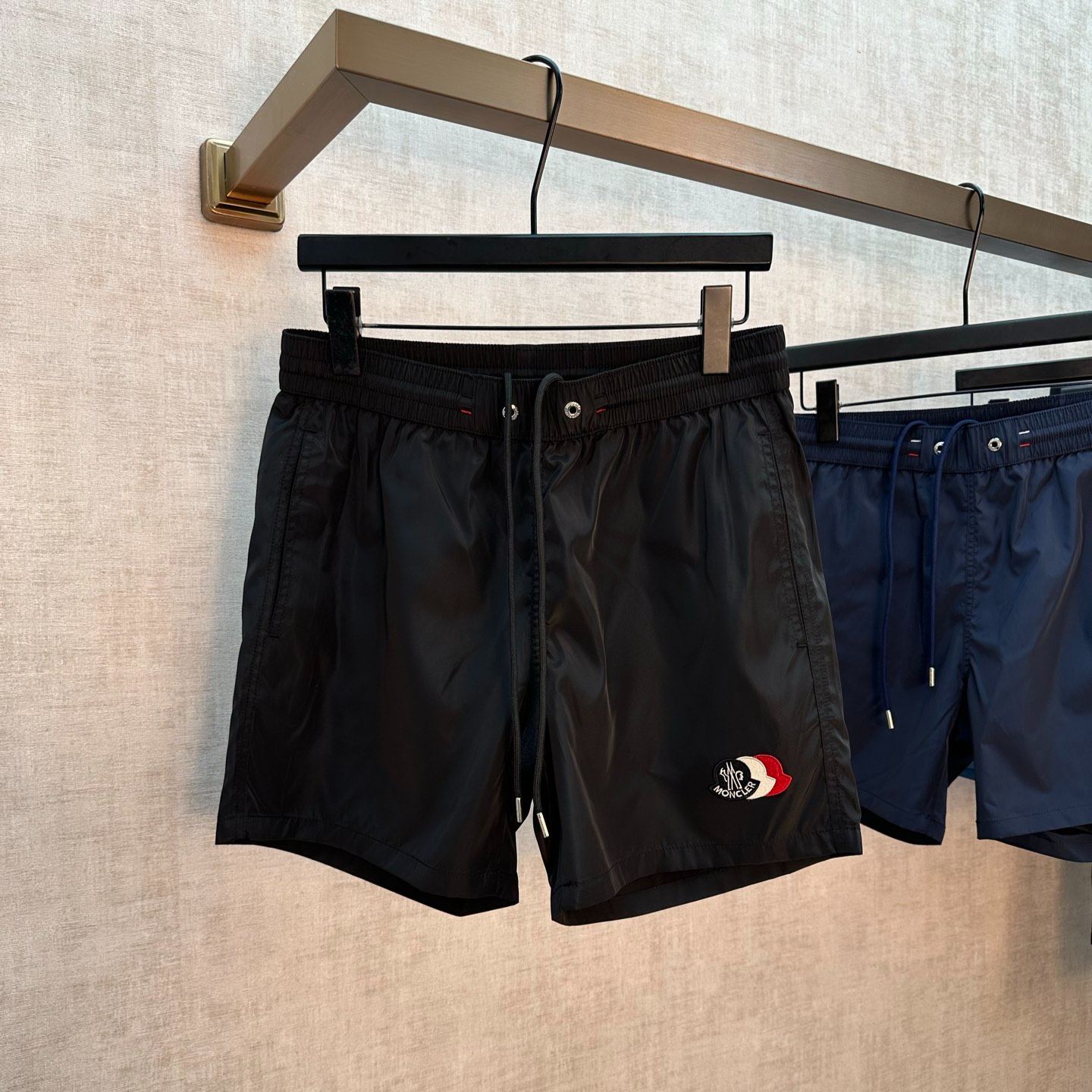 Moncler Men's Logo-Patch Swim Shorts（L10912C000175985M742）
