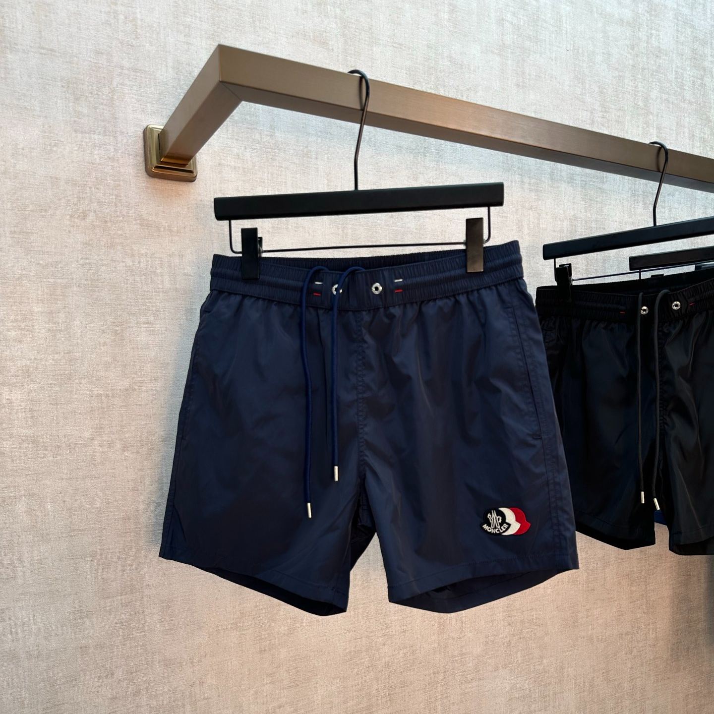Moncler Men's Logo-Patch Swim Shorts（L10912C000175985M742）