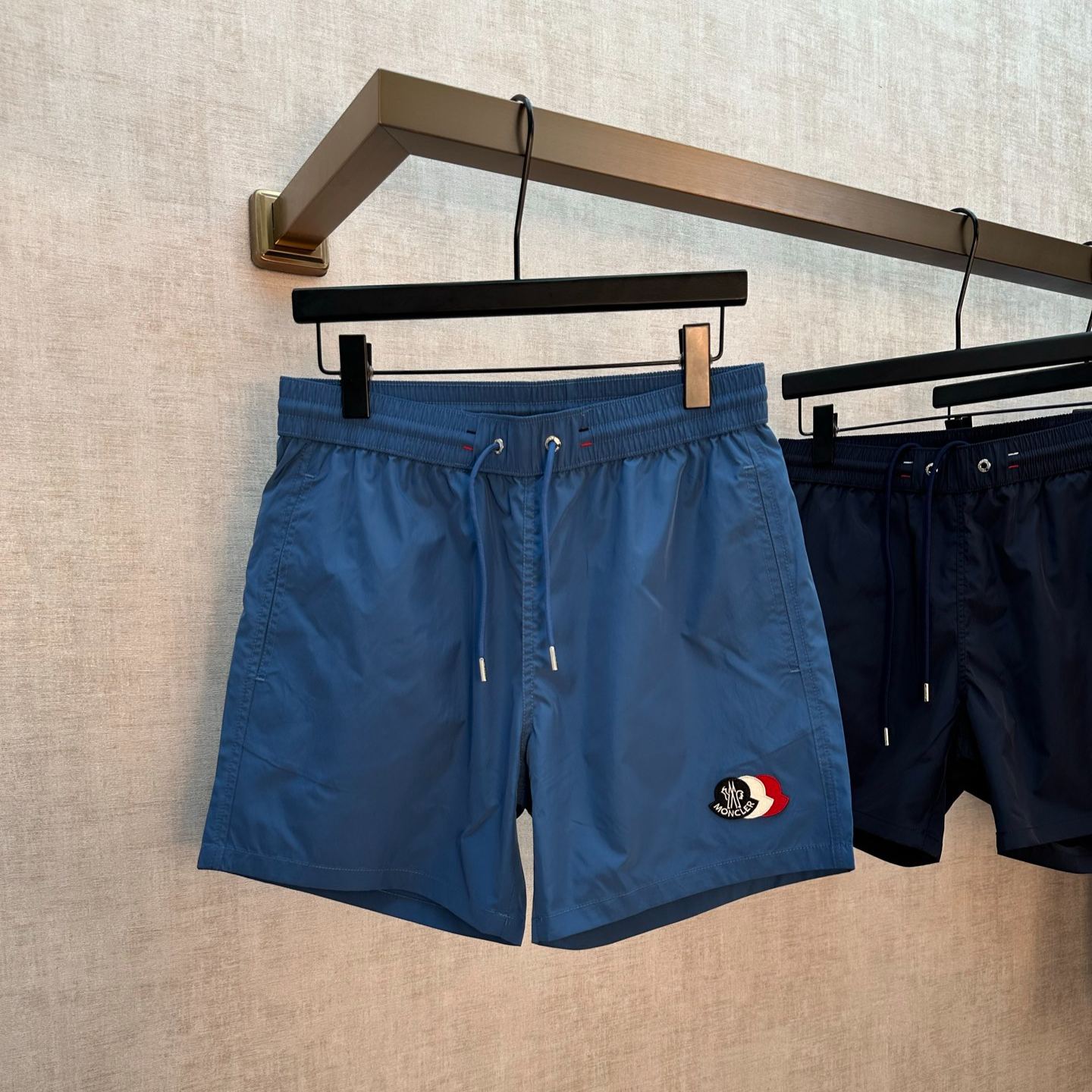 Moncler Men's Logo-Patch Swim Shorts（L10912C000175985M742）