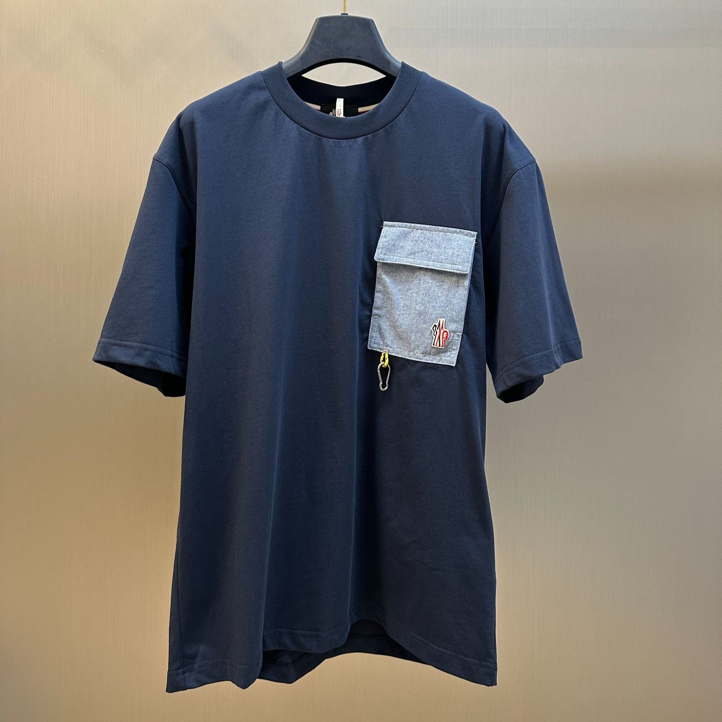Moncler Men's Cotton-Blend T-Shirt with Denim Pocket（L10978C0000189AW1034）