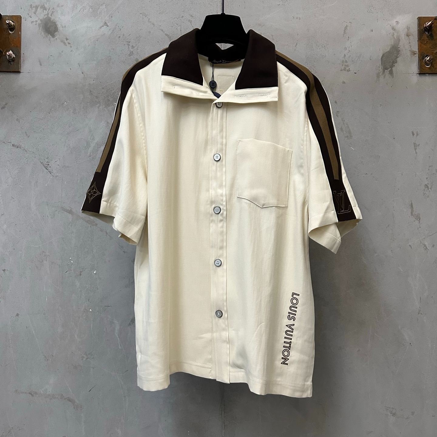 Louis Vuitton two-tone sporty short-sleeved shirt (1AJRF1）