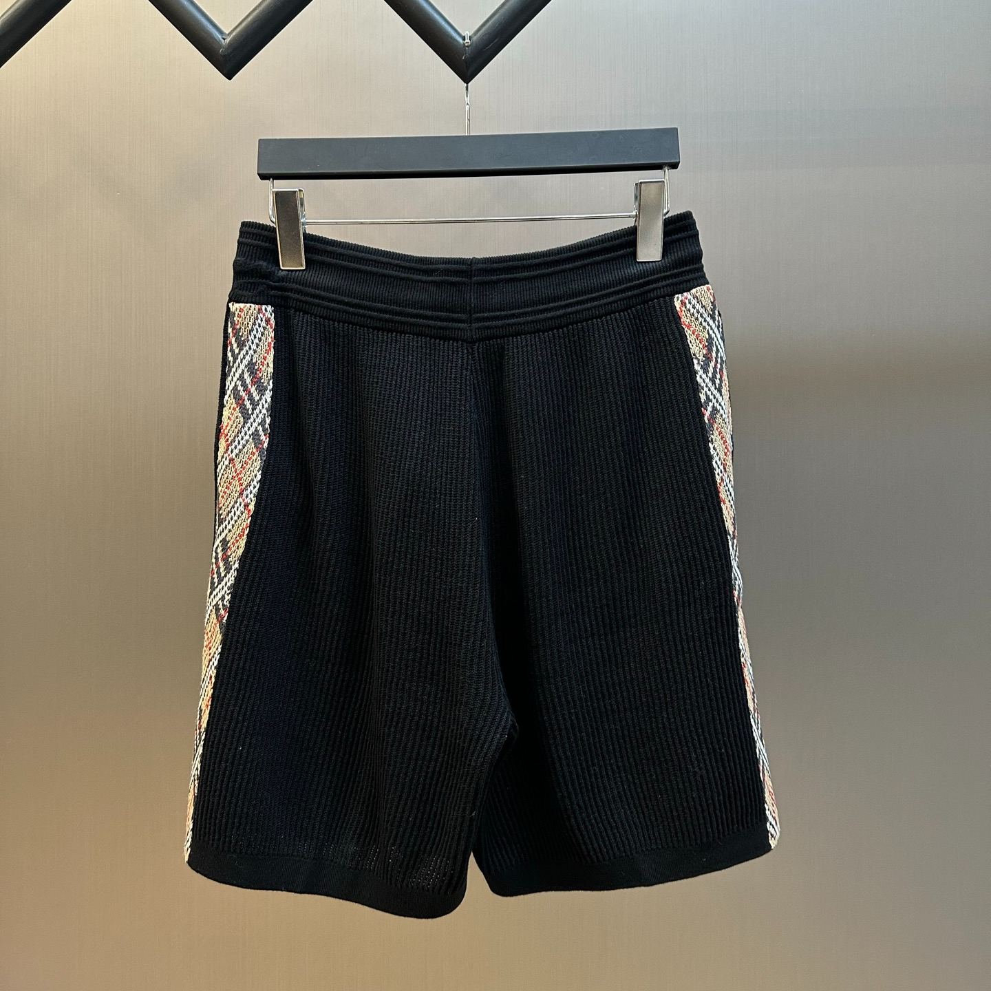 Burberry Check-Trimmed Cotton Shorts（81265491）