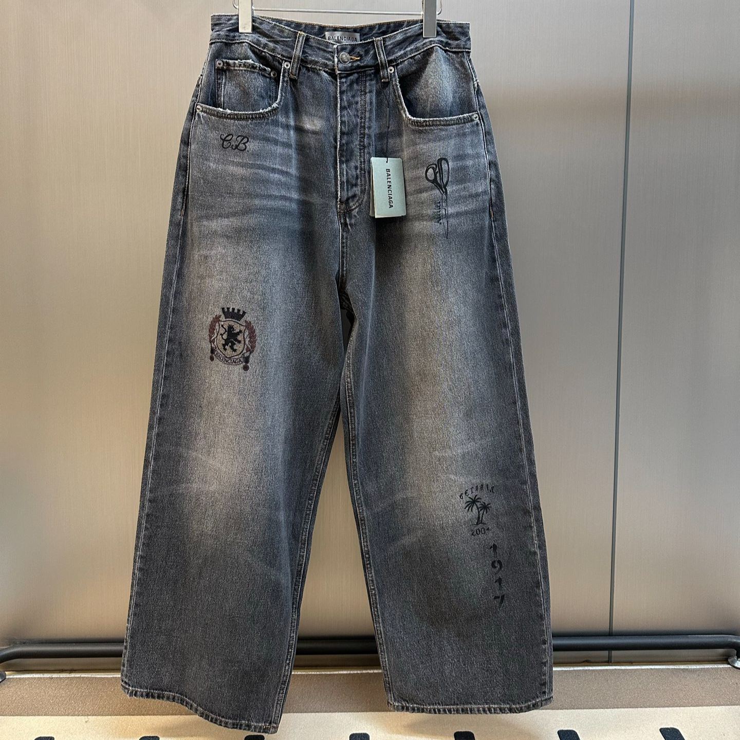 Balenciaga Tattoo Baggy Jeans (871365TUW56）