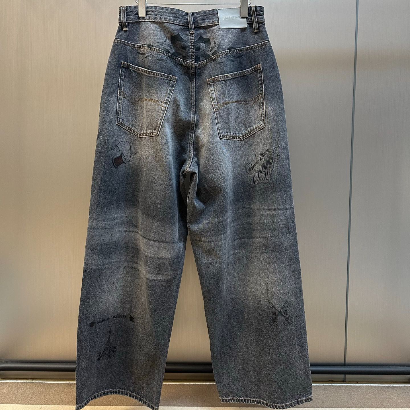 Balenciaga Tattoo Baggy Jeans (871365TUW56）