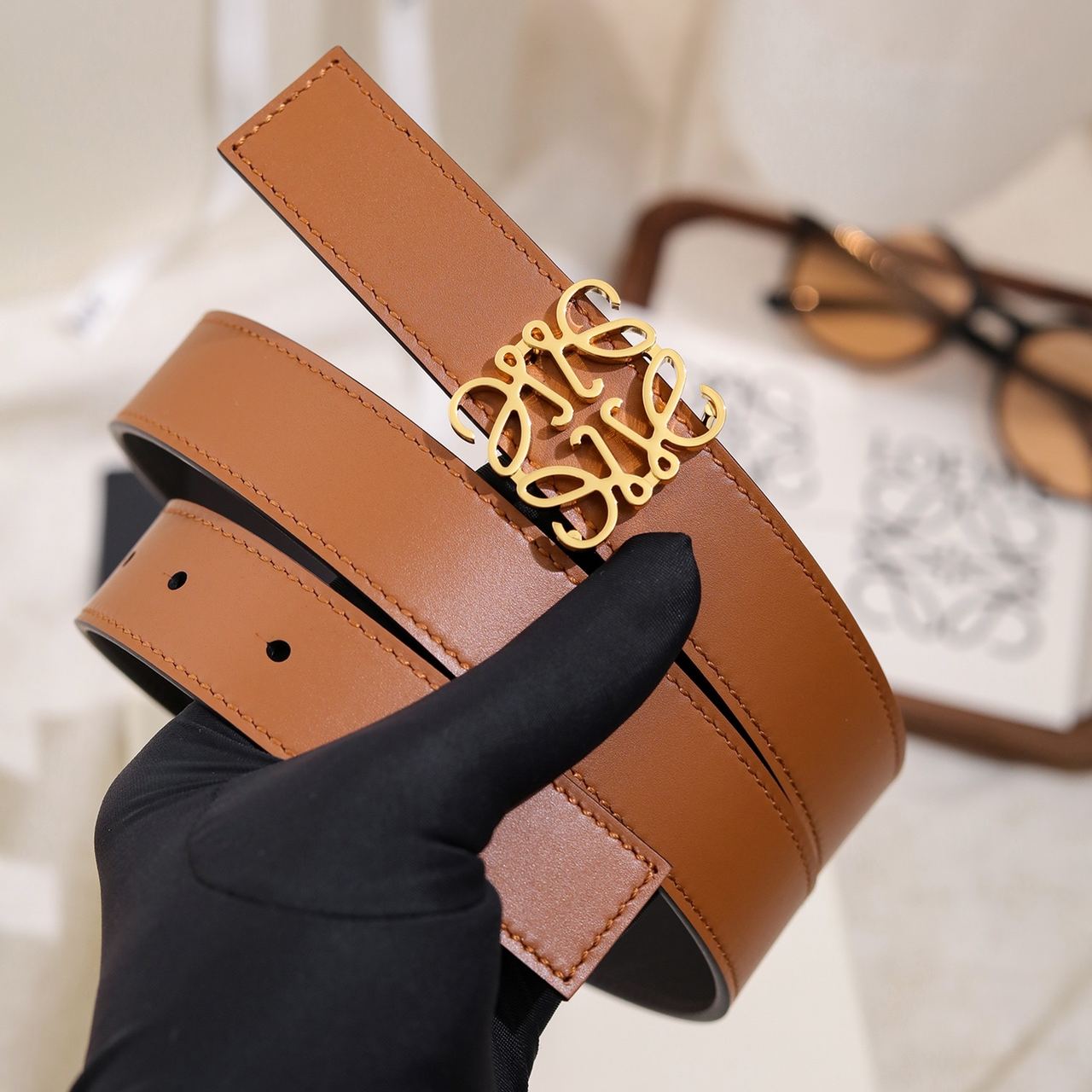 Loewe Women's Brown Leather Reversible Anagram Bombé Belt（E619Z20X03）