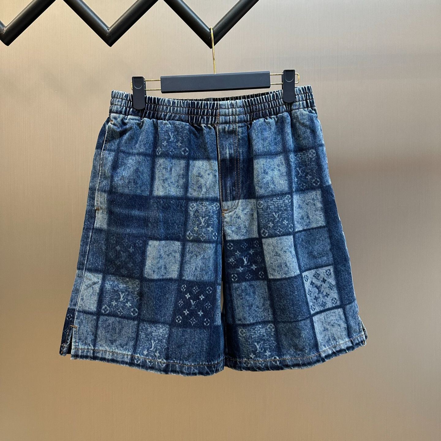 Louis Vuitton Lasered Signature Patchwork Denim Shorts（1AK6PG）