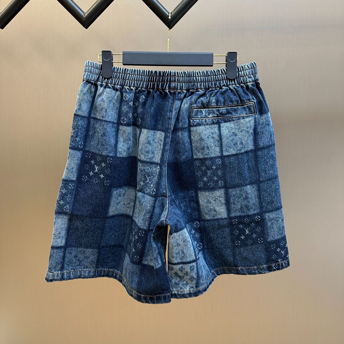 Louis Vuitton Lasered Signature Patchwork Denim Shorts（1AK6PG）