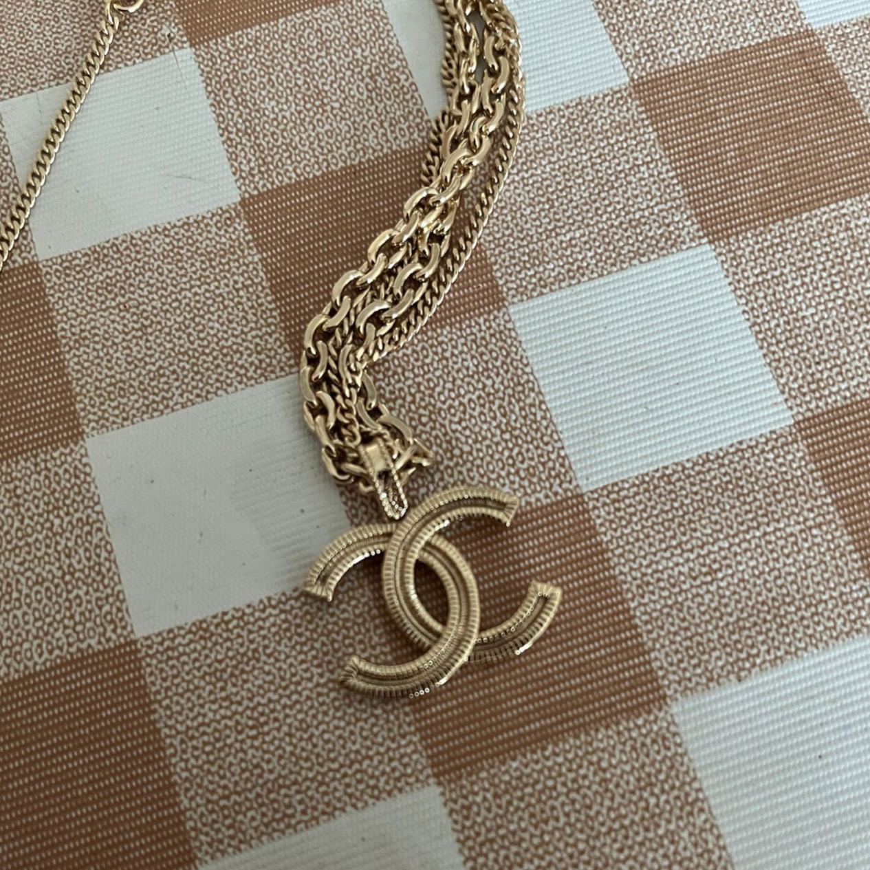 CHANEL collier à pendentif CC (2021)（FF27492）