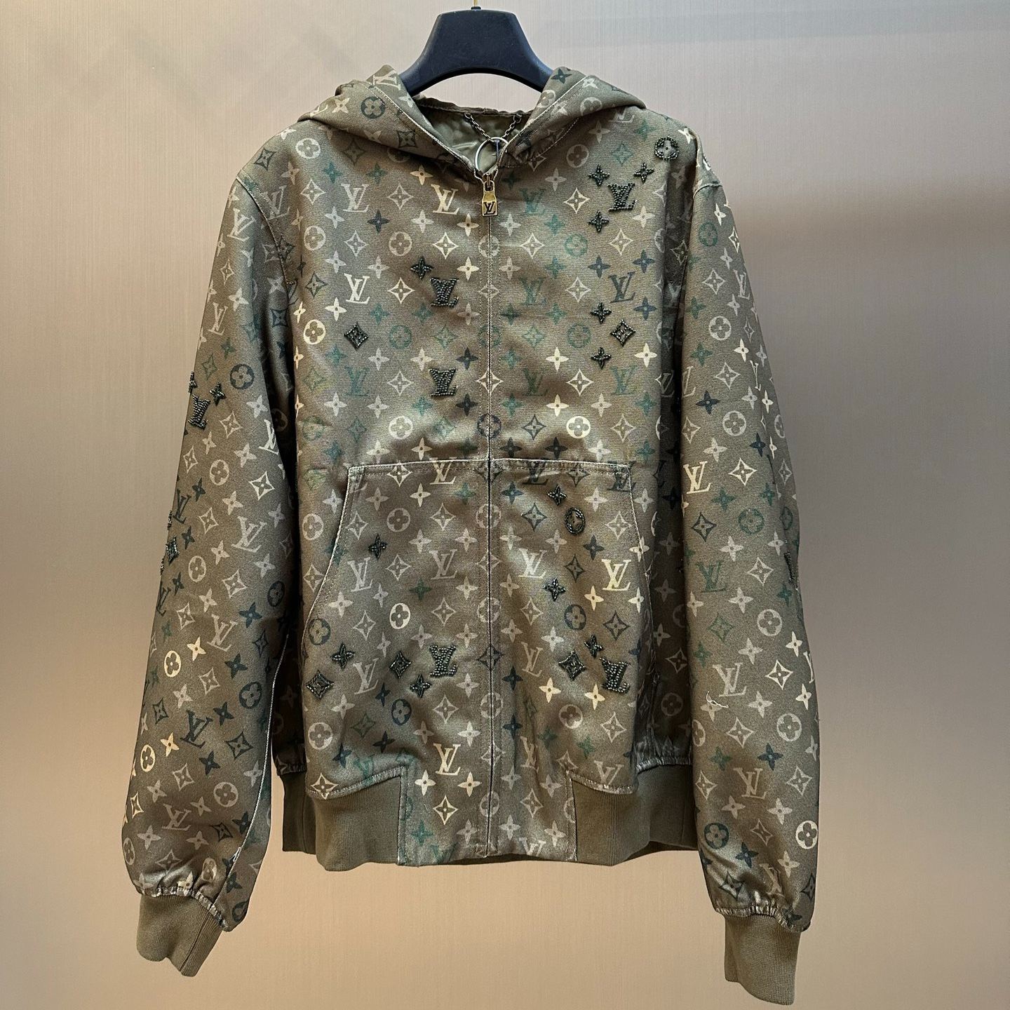 Louis Vuitton Monogram-patterned hooded jacket（1AJBAJ)