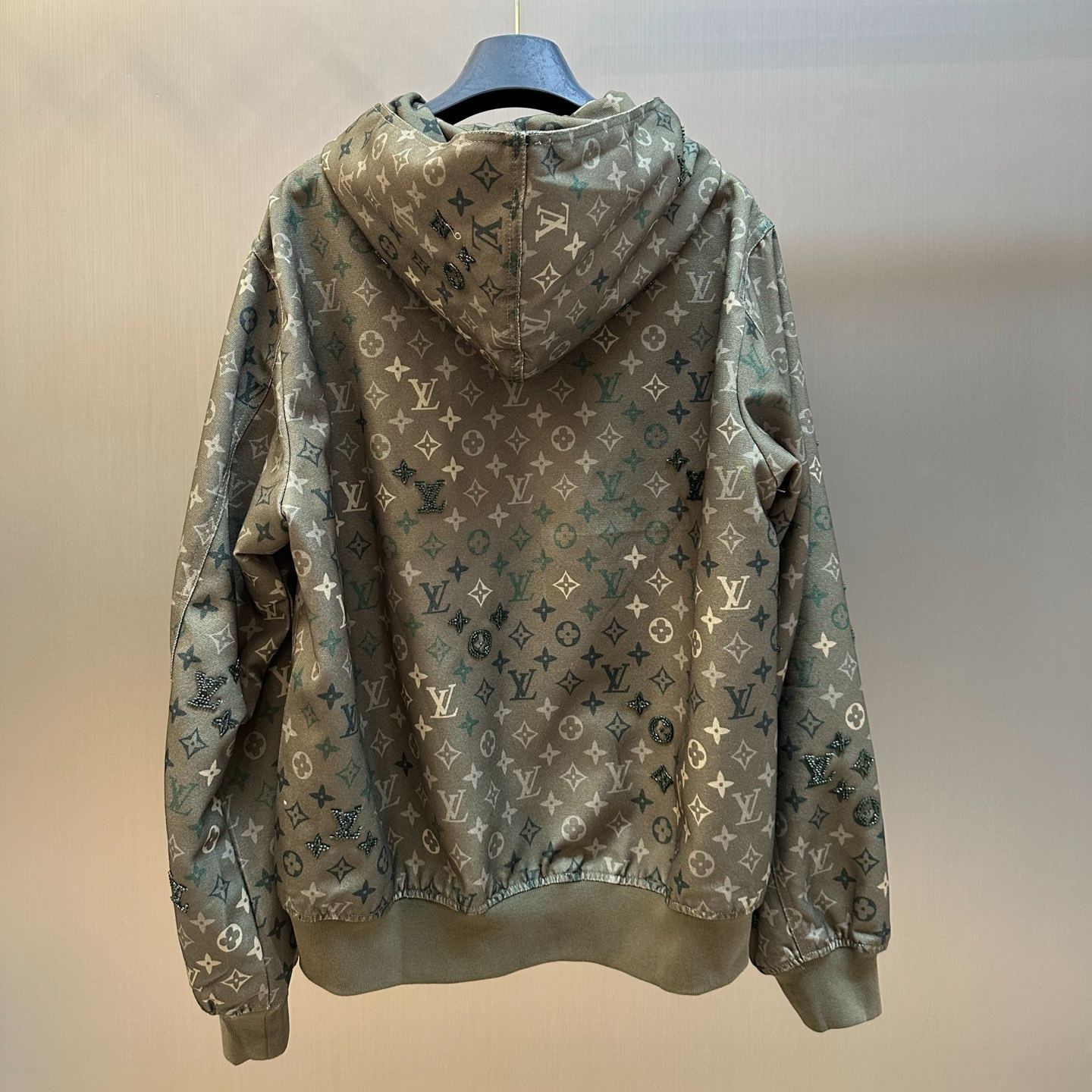 Louis Vuitton Monogram-patterned hooded jacket（1AJBAJ)