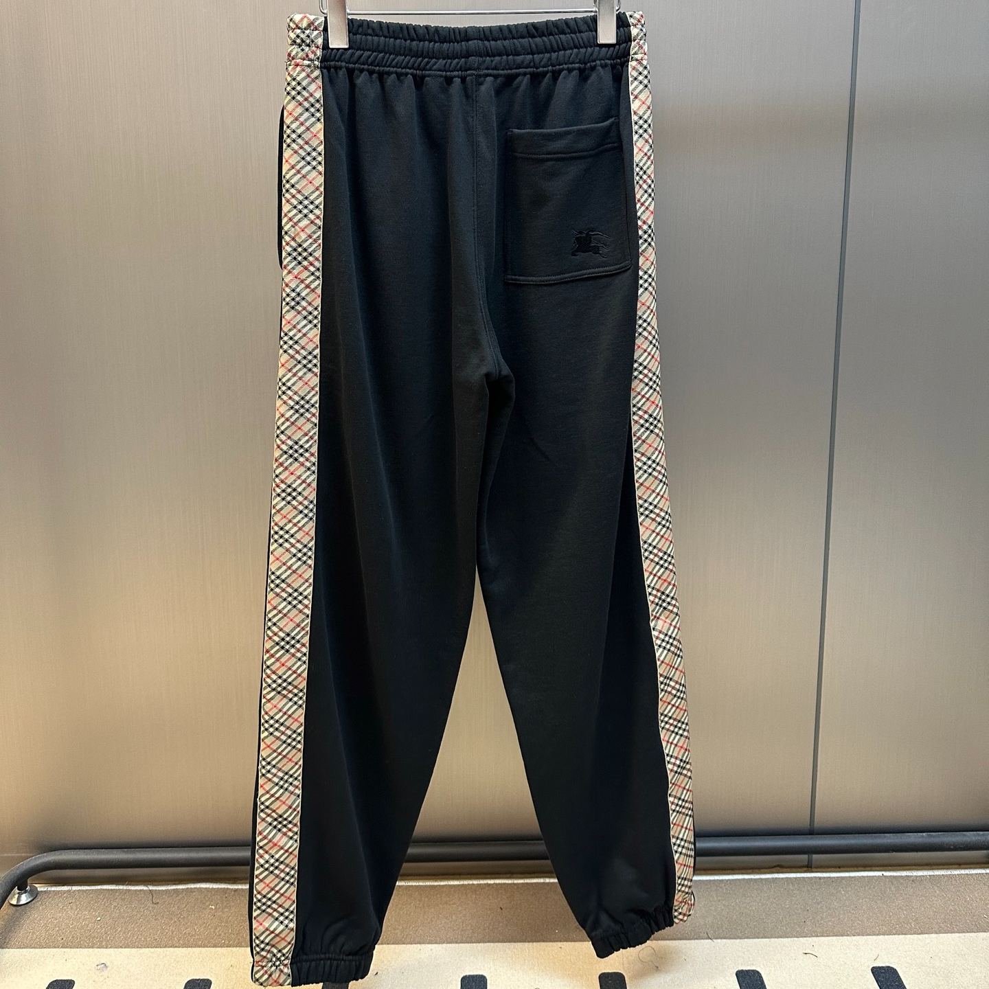 Burberry Check-Trim Cotton Joggers（81303991）