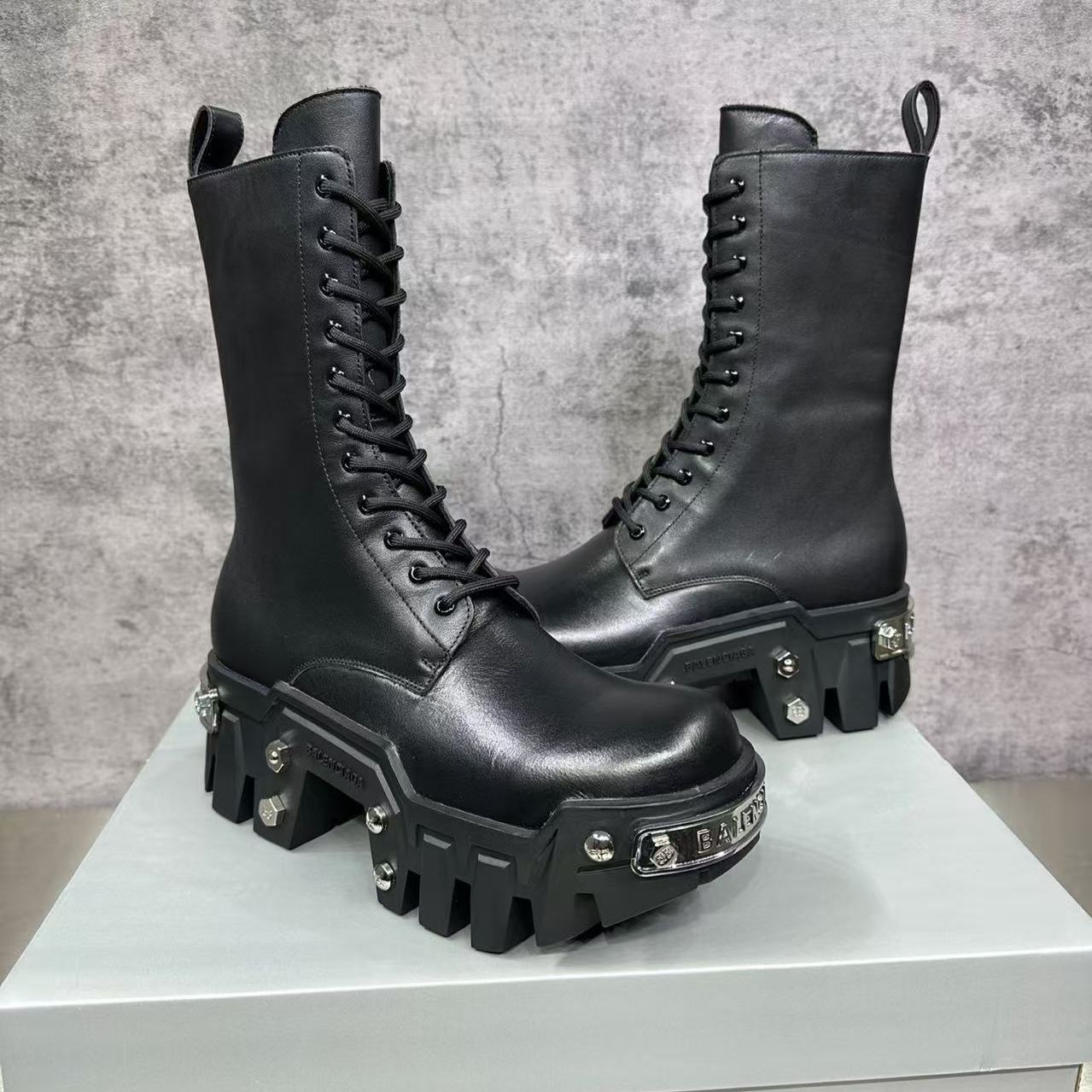 Balenciaga  Black Bulldozer Lace-Up Boots (671554WBCQ11081)