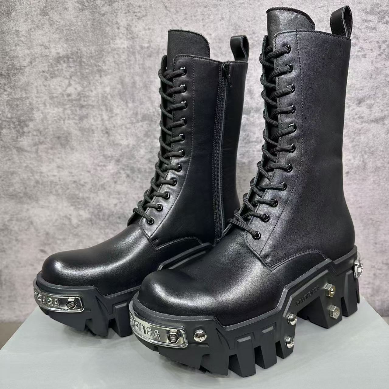 Balenciaga  Black Bulldozer Lace-Up Boots (671554WBCQ11081)