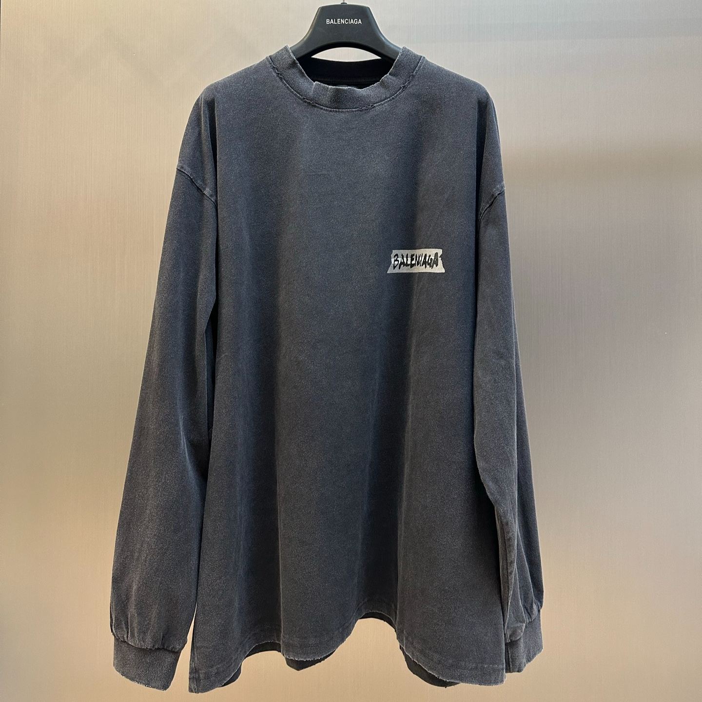 BALENCIAGA Oversized Long-Sleeve T-Shirt with Masking Tape Detail (850404TTVL61041）
