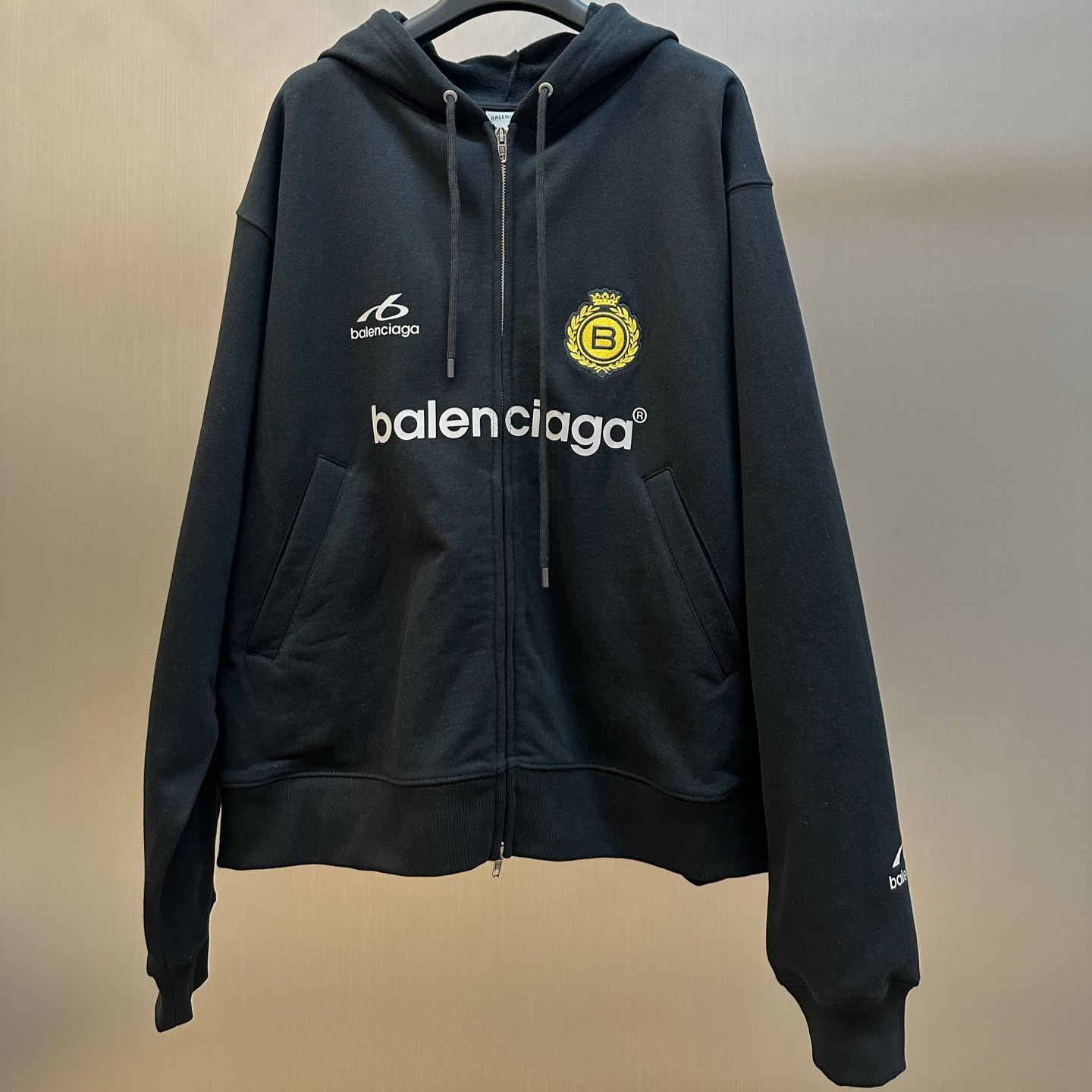BALENCIAGA Men's Soccer Oversized Zip-up Hoodie in Black (850338TUVZ61000）
