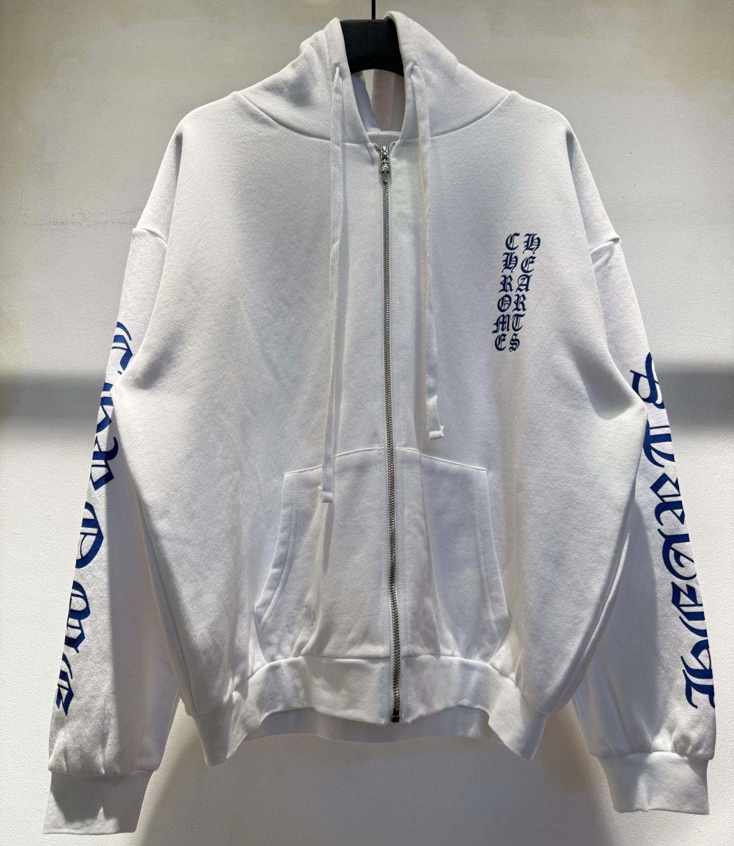 Chrome HeartsMen's hoodie featuring sleeve prints, a dagger-shaped zipper pull, and a fleece lining (CH2026923）