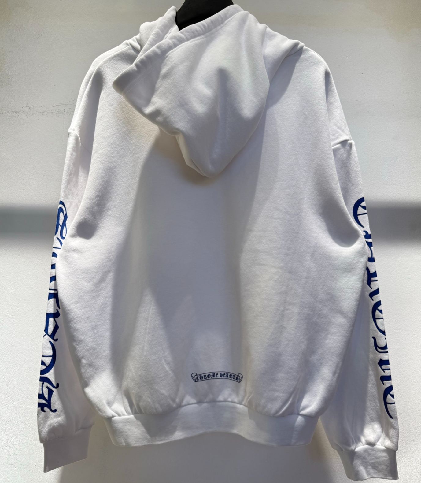 Chrome HeartsMen's hoodie featuring sleeve prints, a dagger-shaped zipper pull, and a fleece lining (CH2026923）