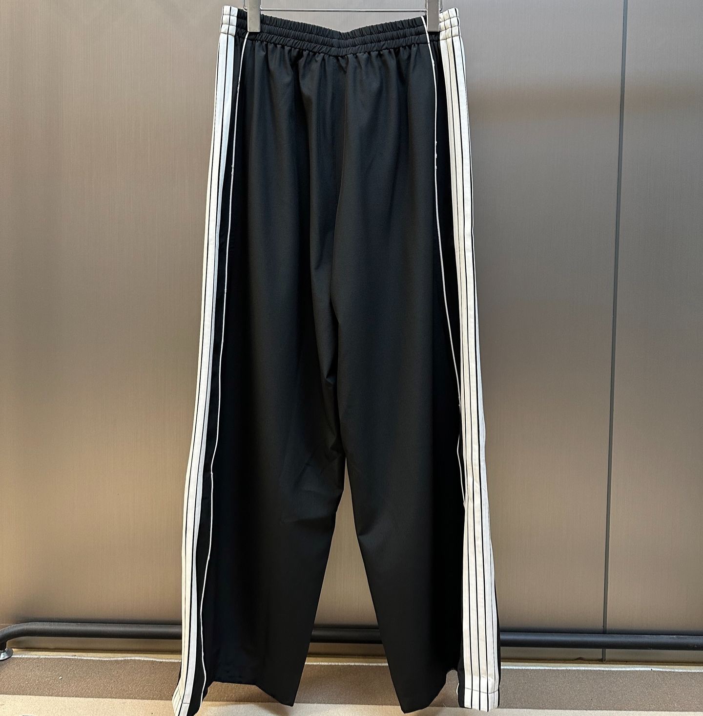 BALENCIAGA Men's Large Tracksuit Pants in Black（831371TRO311000）