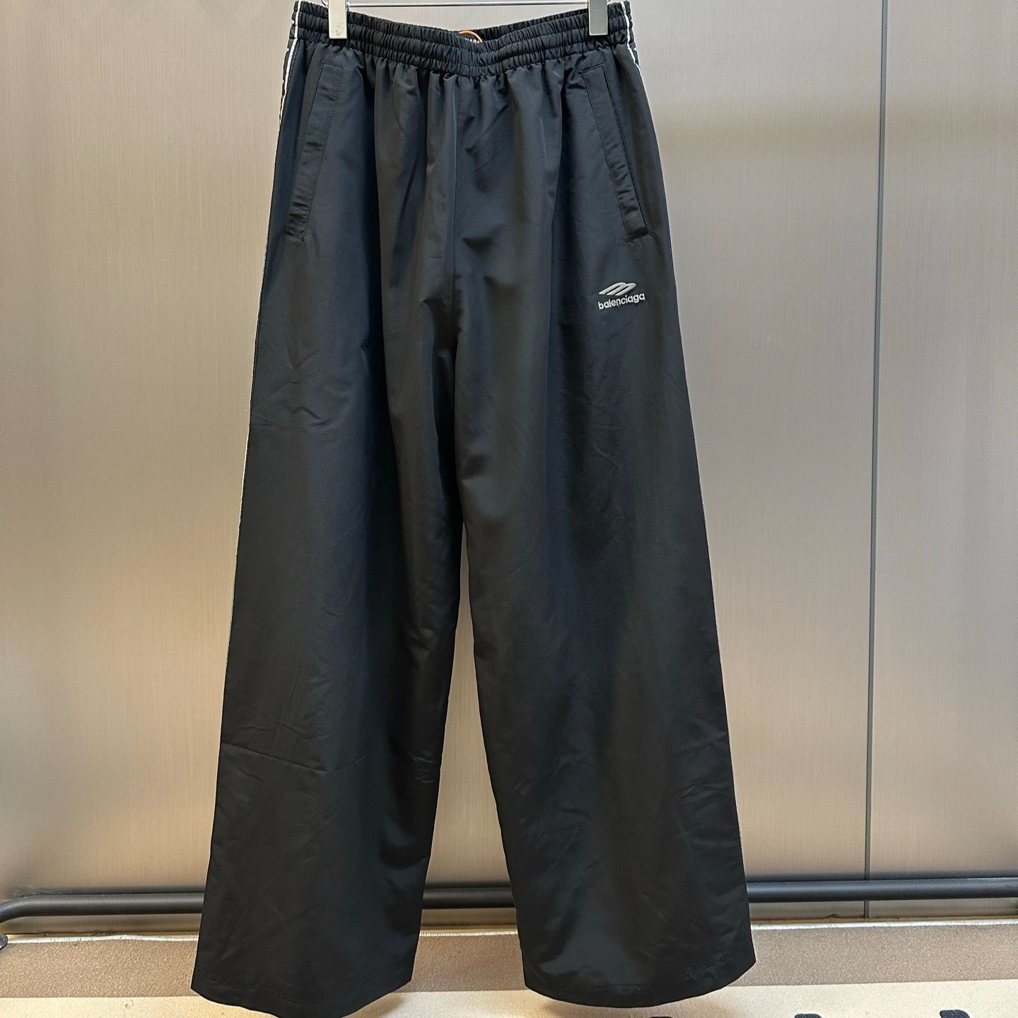 Balenciaga Men's Tracksuit Pants in Black (862411TPQ381000）