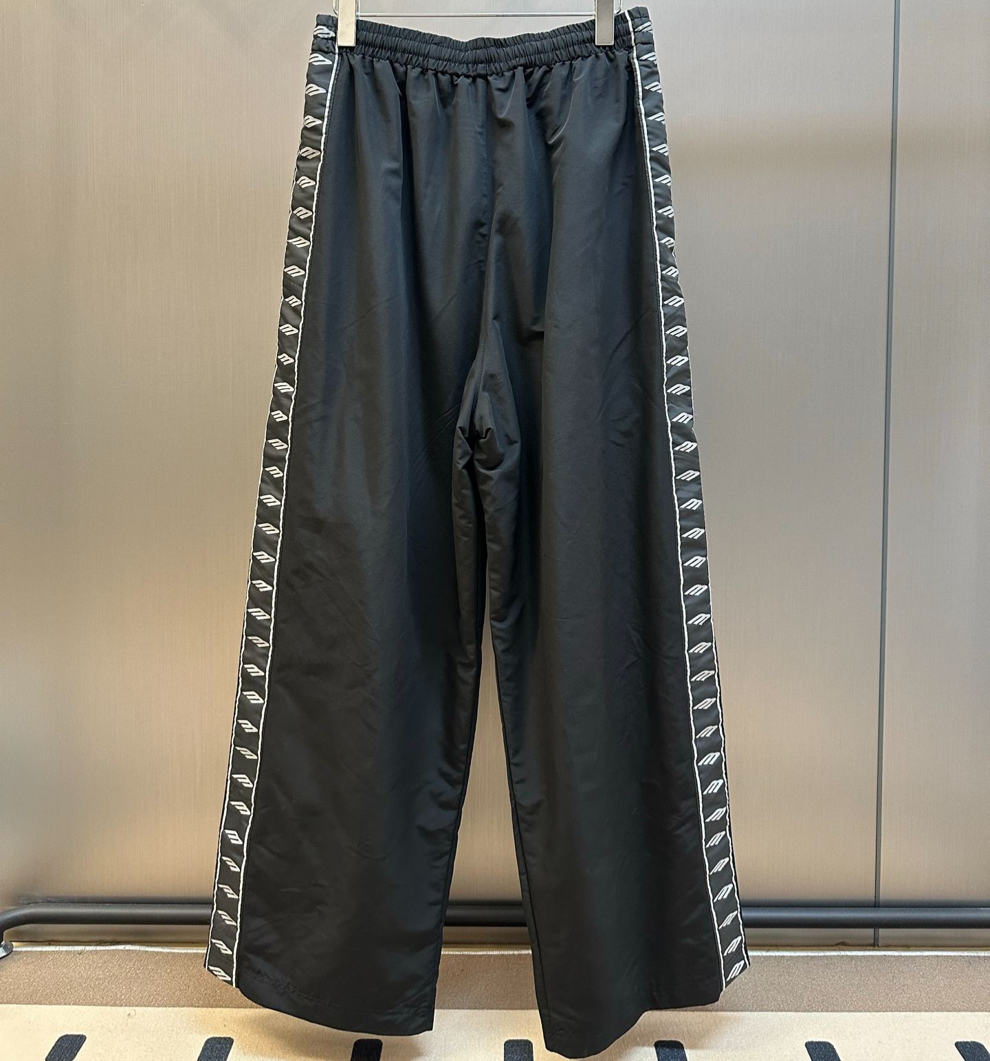Balenciaga Men's Tracksuit Pants in Black (862411TPQ381000）
