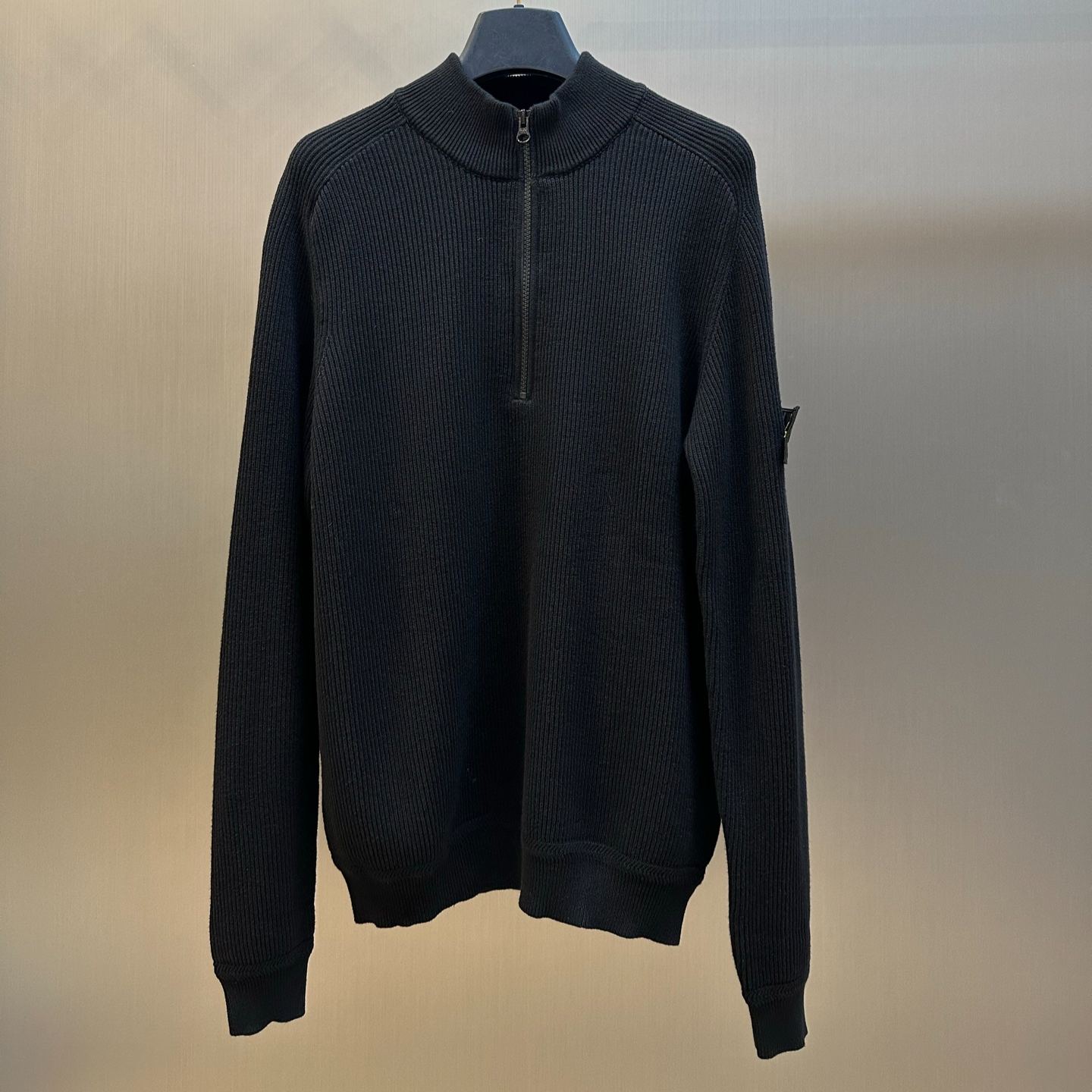 STONE ISLAND Zip-Neck Knit Top with Logo Patch （ L2S155100124S00D8）