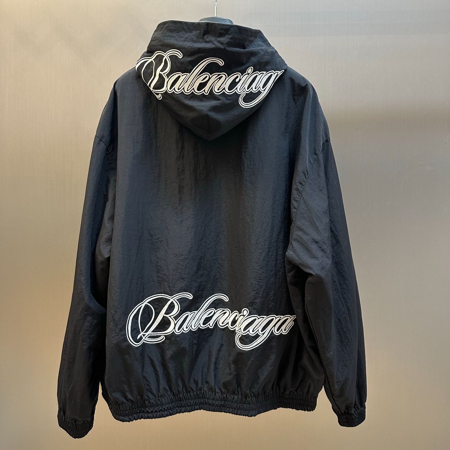 Balenciaga Men's Black/Grey Reversible Track Jacket (Script Print)（857733TTO041000）