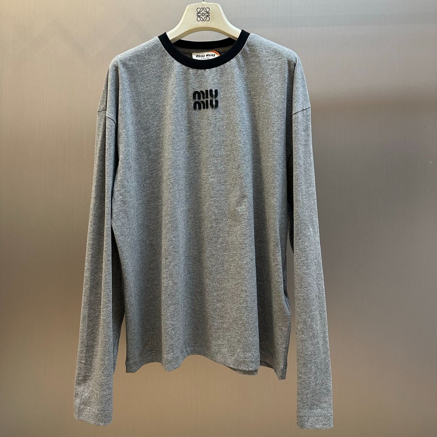 Miu Miu logo-embroidered long-sleeve sweatshirt（262838M213000)
