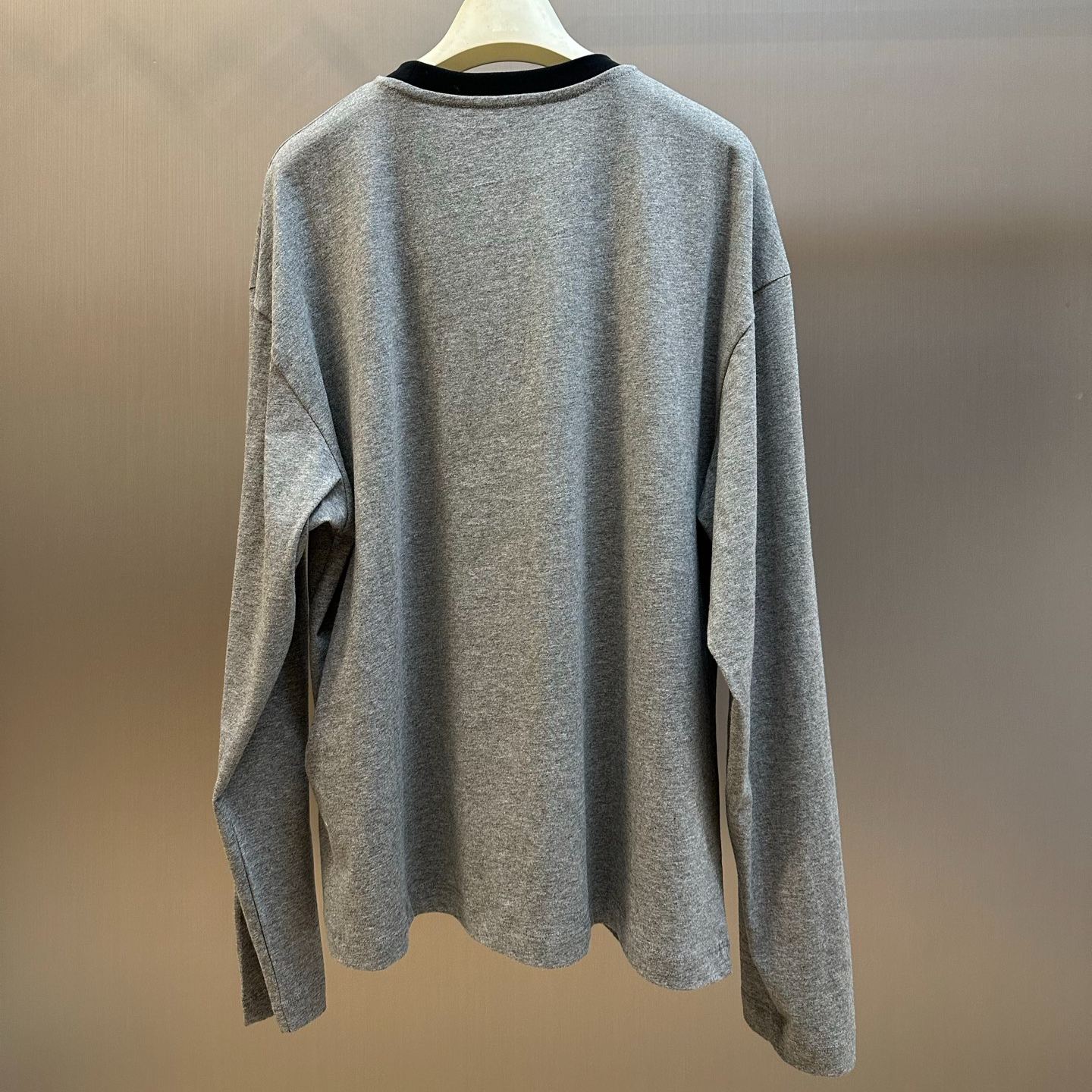 Miu Miu logo-embroidered long-sleeve sweatshirt（262838M213000)