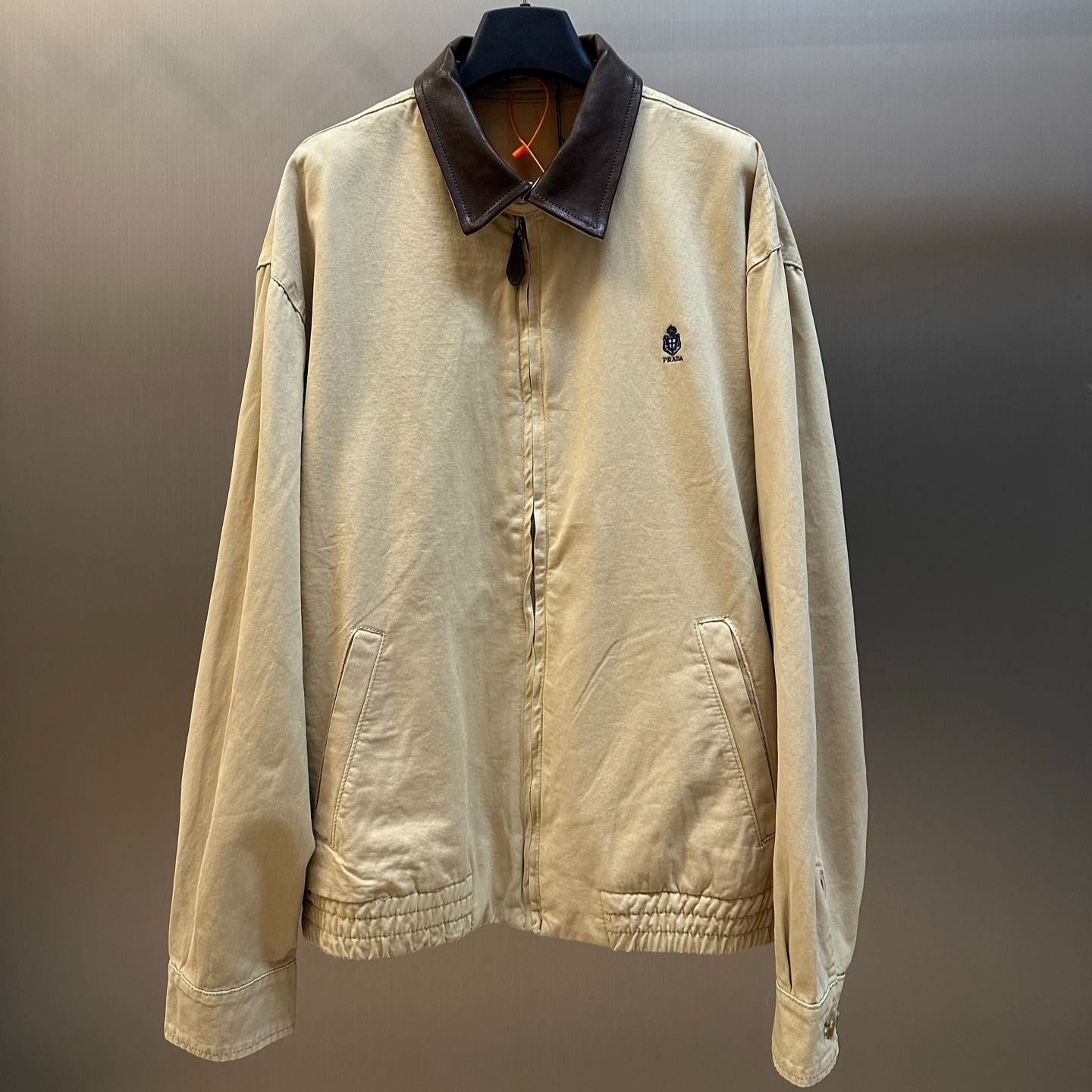 Prada logo-embroidered leather-collar jacket (SGD189SOOO192A）