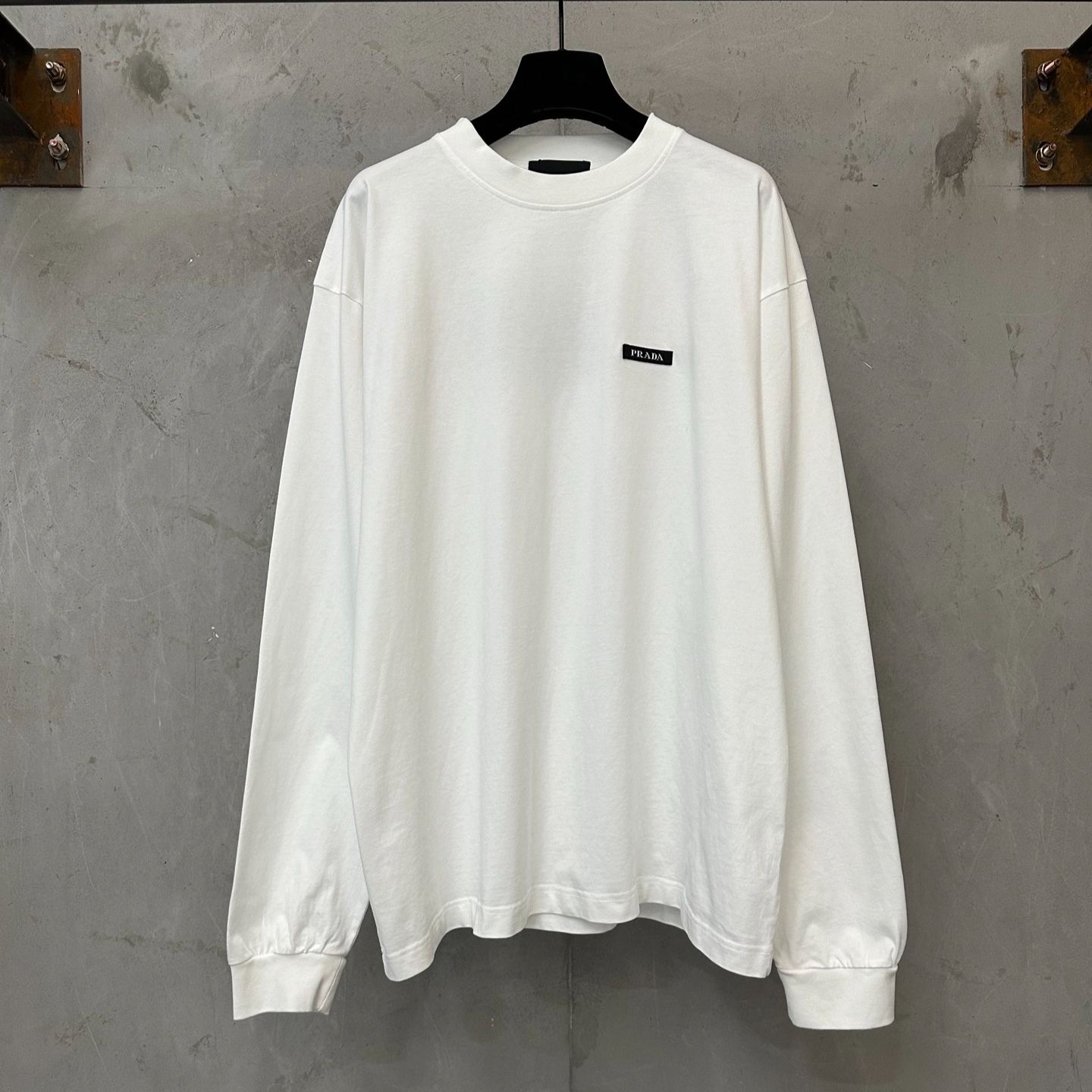 Prada Long-sleeved cotton T-shirt (UJL47D_6281_F0009_S_OOO）