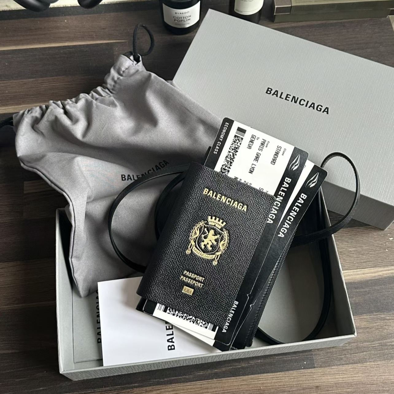 Balenciaga Black Men's Passport Phone Holder（7877332AA3R1000）