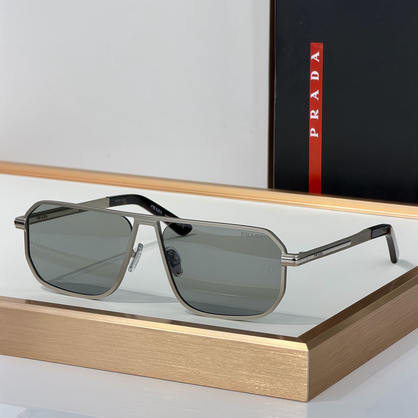 Prada Sunglasses with iconic metal plaque（多色） (SPRA53059E275FE40NC)