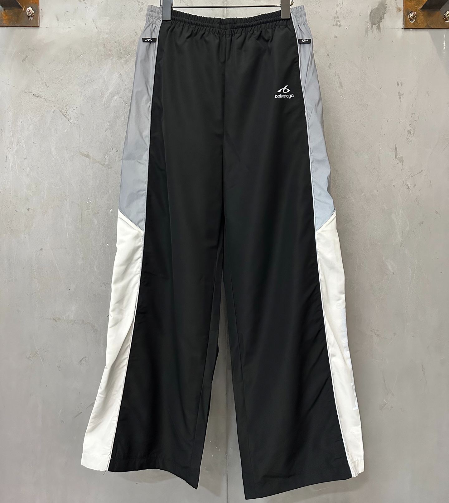 Balenciaga Men's Black Sweatpants (A00B22TPQ381000）