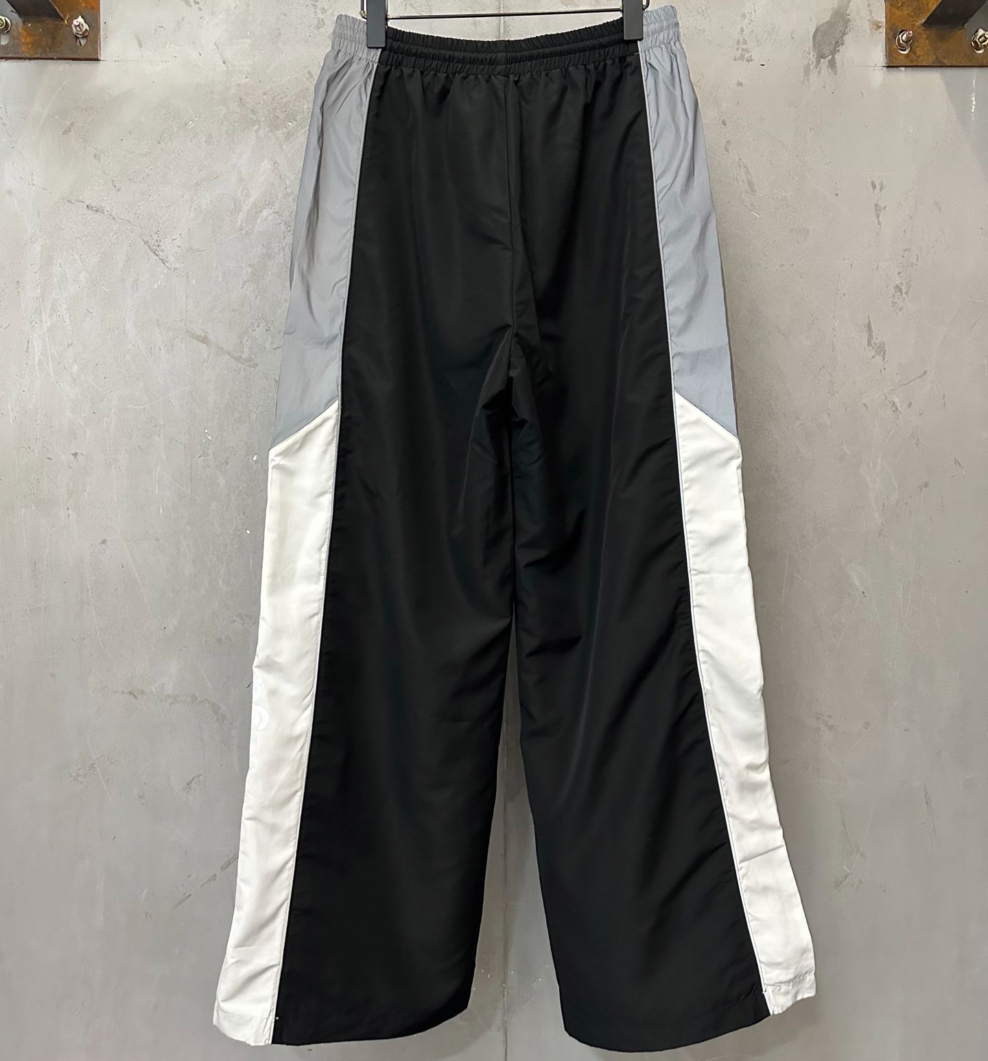 Balenciaga Men's Black Sweatpants (A00B22TPQ381000）