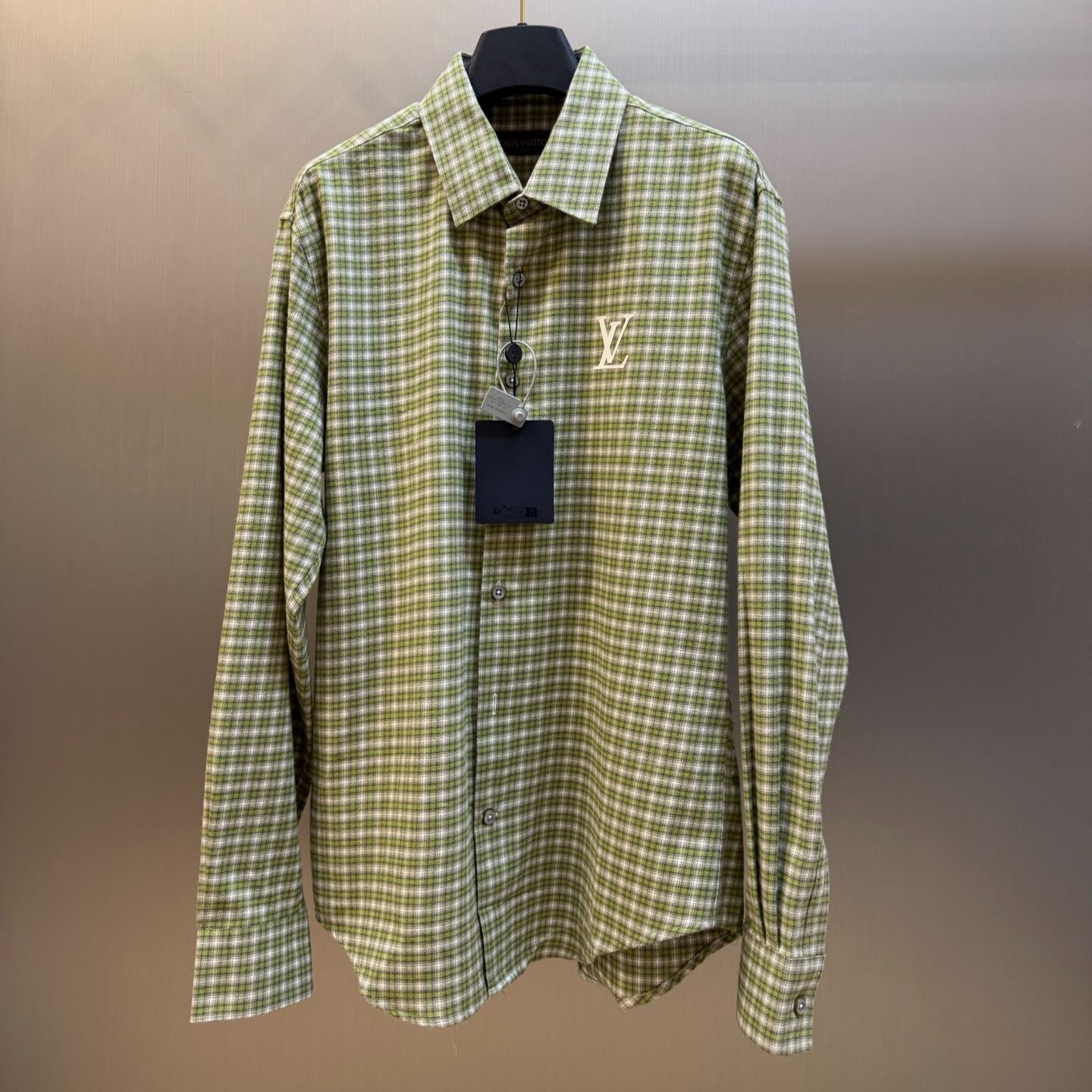 Louis Vuitton long-sleeve shirt featuring a checkered pattern and brand logo embellishment（1AKO8H）
