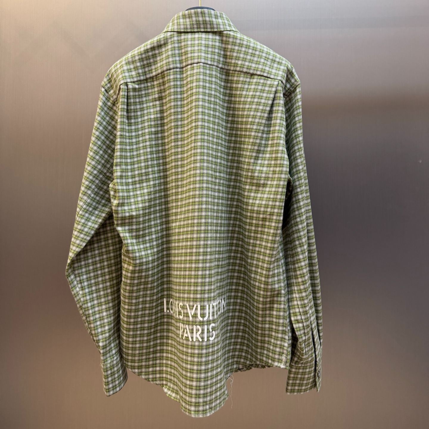Louis Vuitton long-sleeve shirt featuring a checkered pattern and brand logo embellishment（1AKO8H）