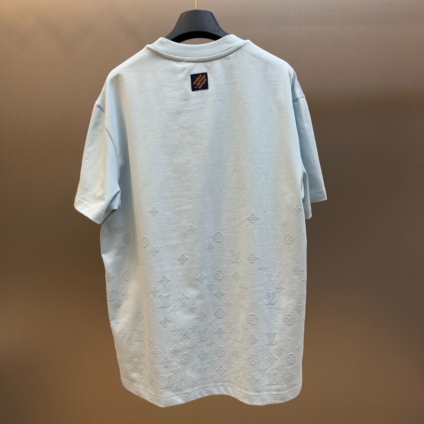 Louis VuittonT-shirt with a gradient-colored flocked logo（1AKLNJ）