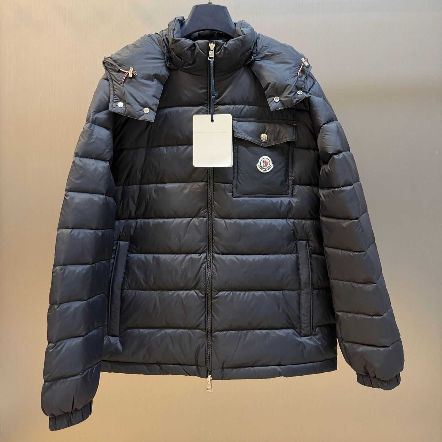 Moncler Verith Men’s Hooded Short Down Jacket（L20911A00004599Q0999）