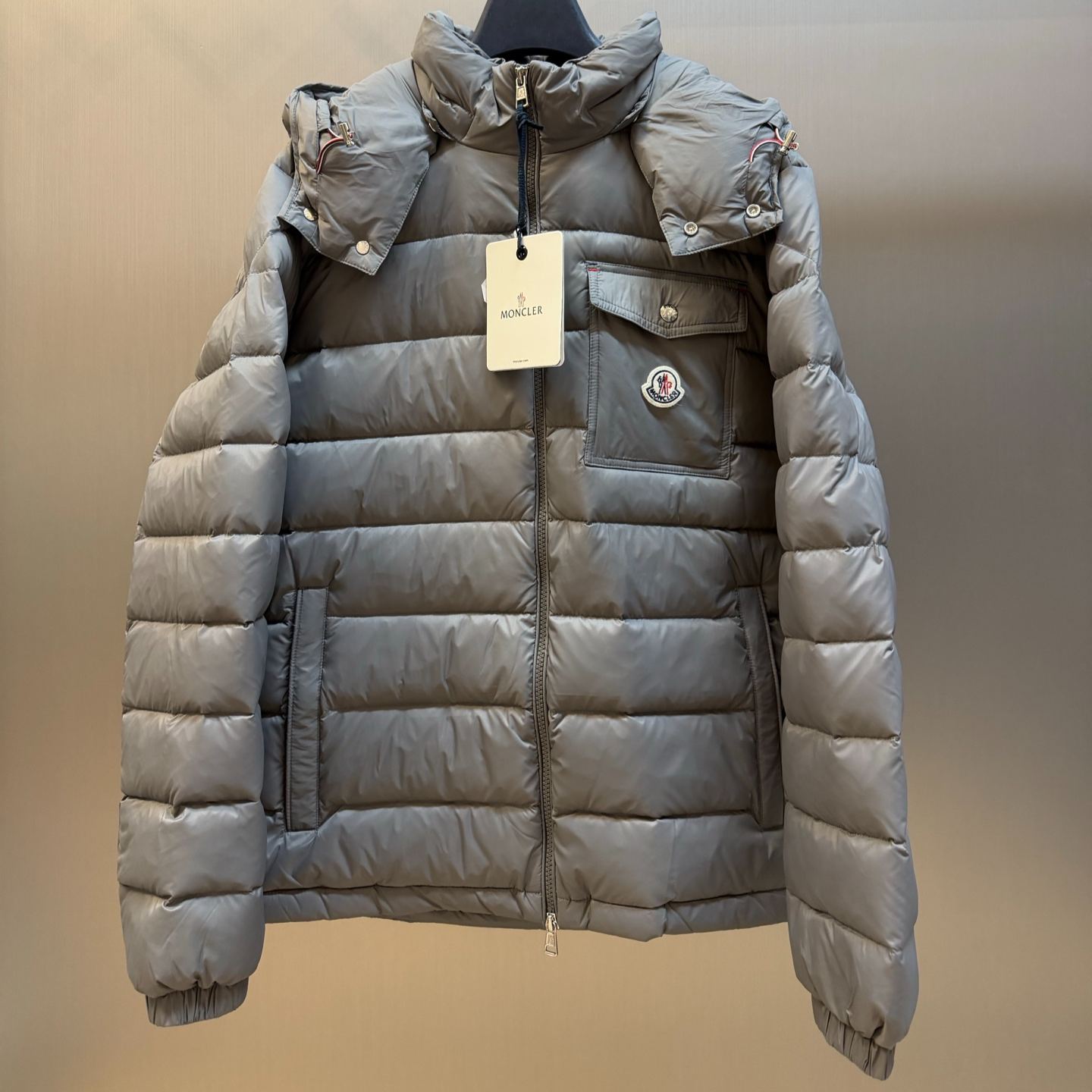 Moncler Verith Men’s Hooded Short Down Jacket（L20911A00004599Q0999）
