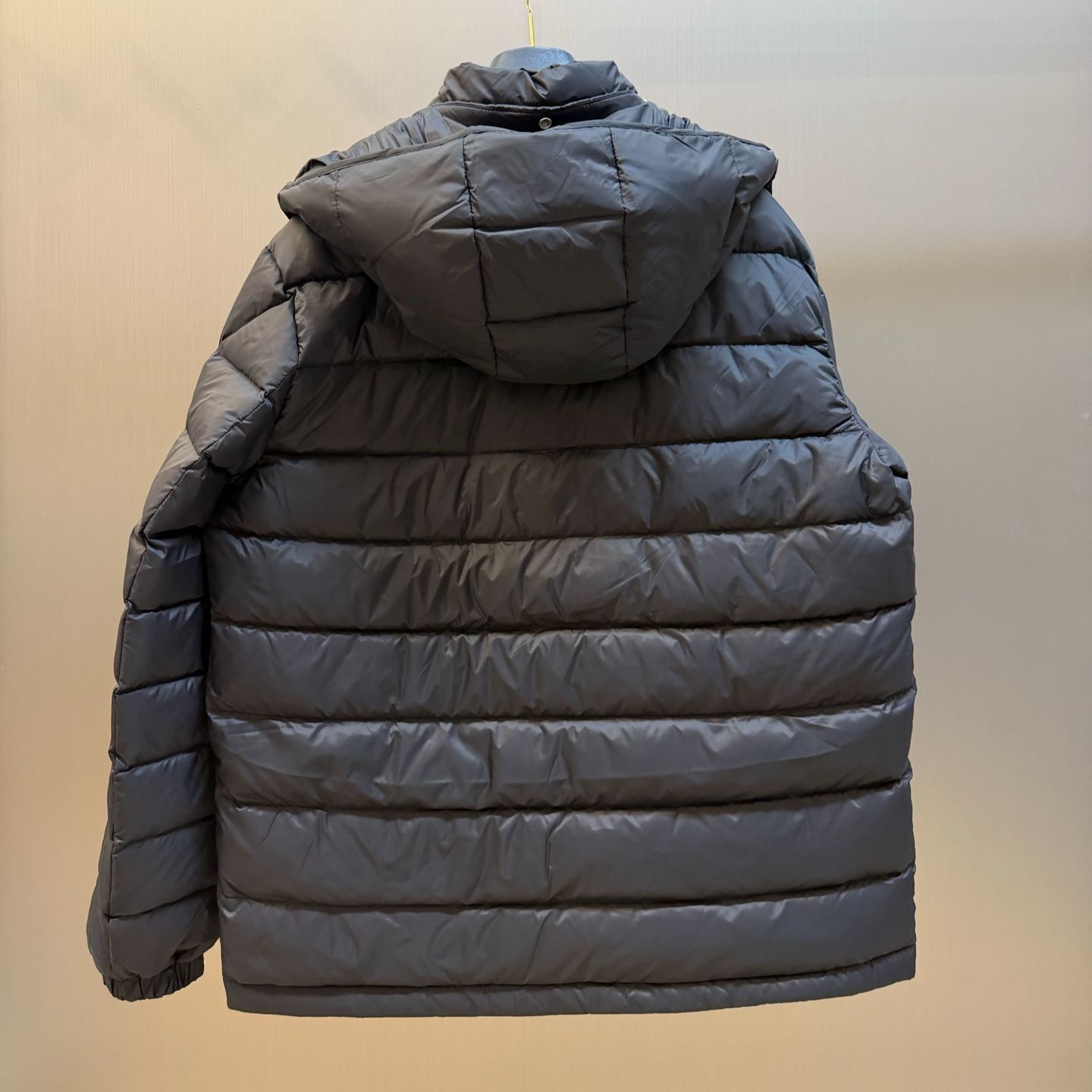 Moncler Verith Men’s Hooded Short Down Jacket（L20911A00004599Q0999）
