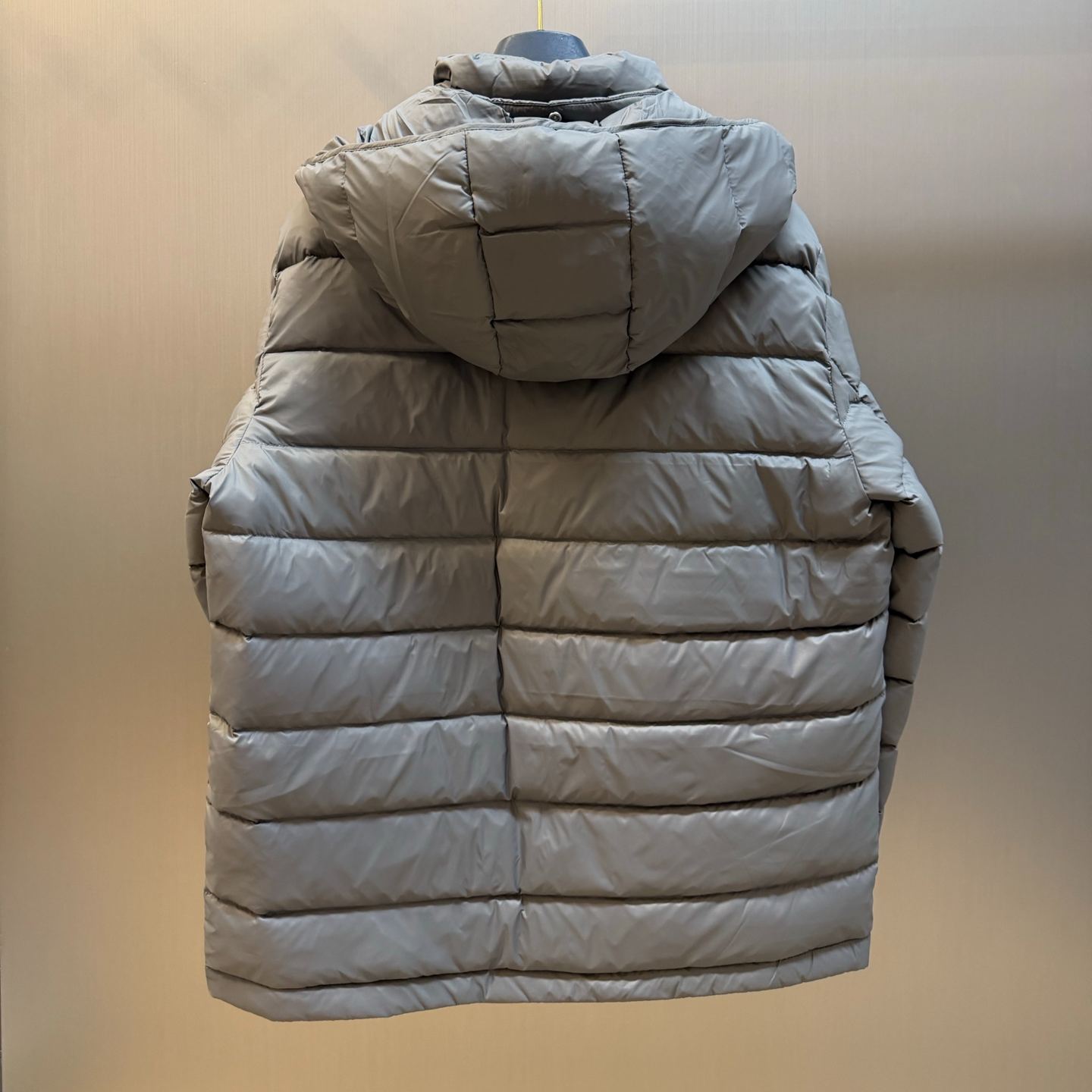 Moncler Verith Men’s Hooded Short Down Jacket（L20911A00004599Q0999）