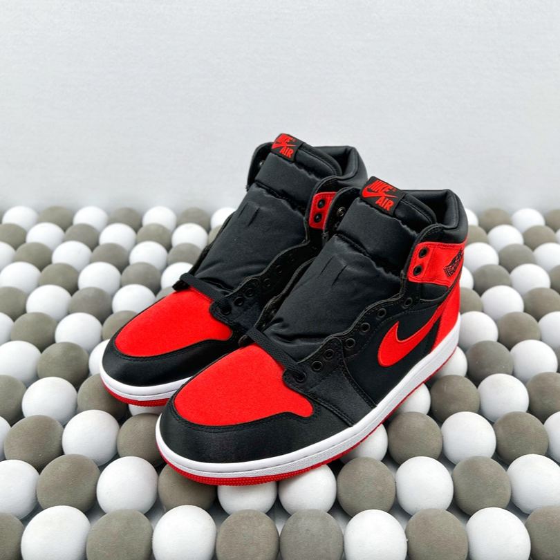 【SALE】Nike Air Jordan 1 Retro High OG "Satin Bred"（FD4810-061）