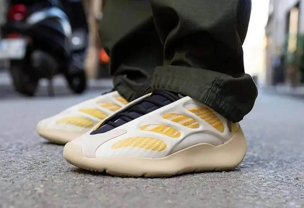 adidas YEEZY 700 V3 