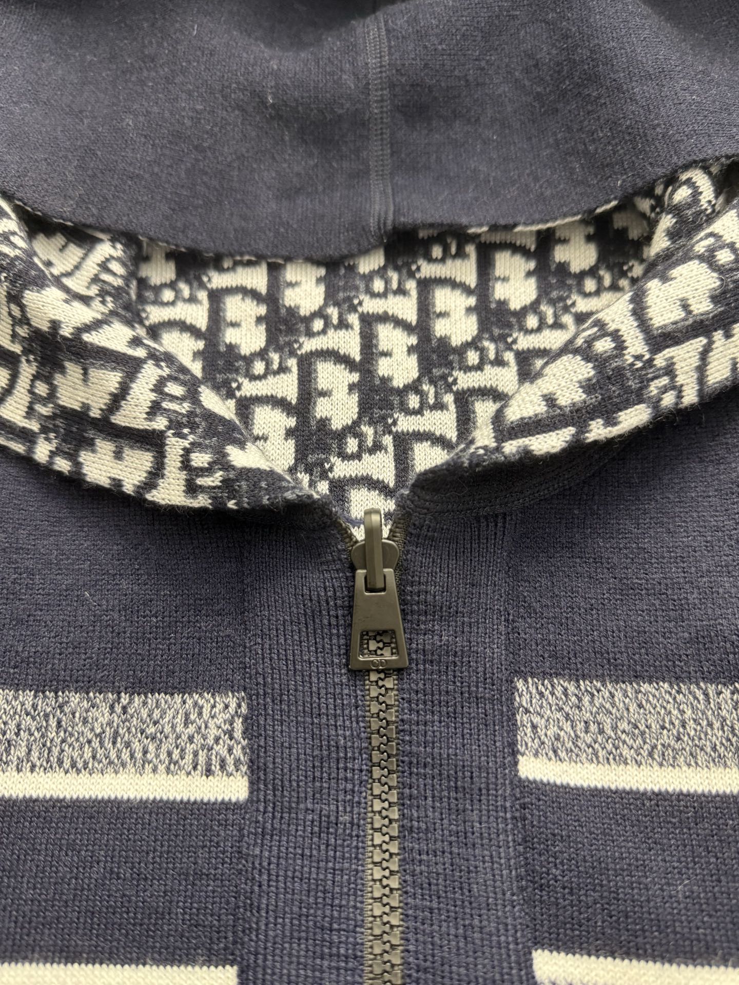 DIOR Reversible Zipped Cardigan with Hood （054G12AM055-X5820）
