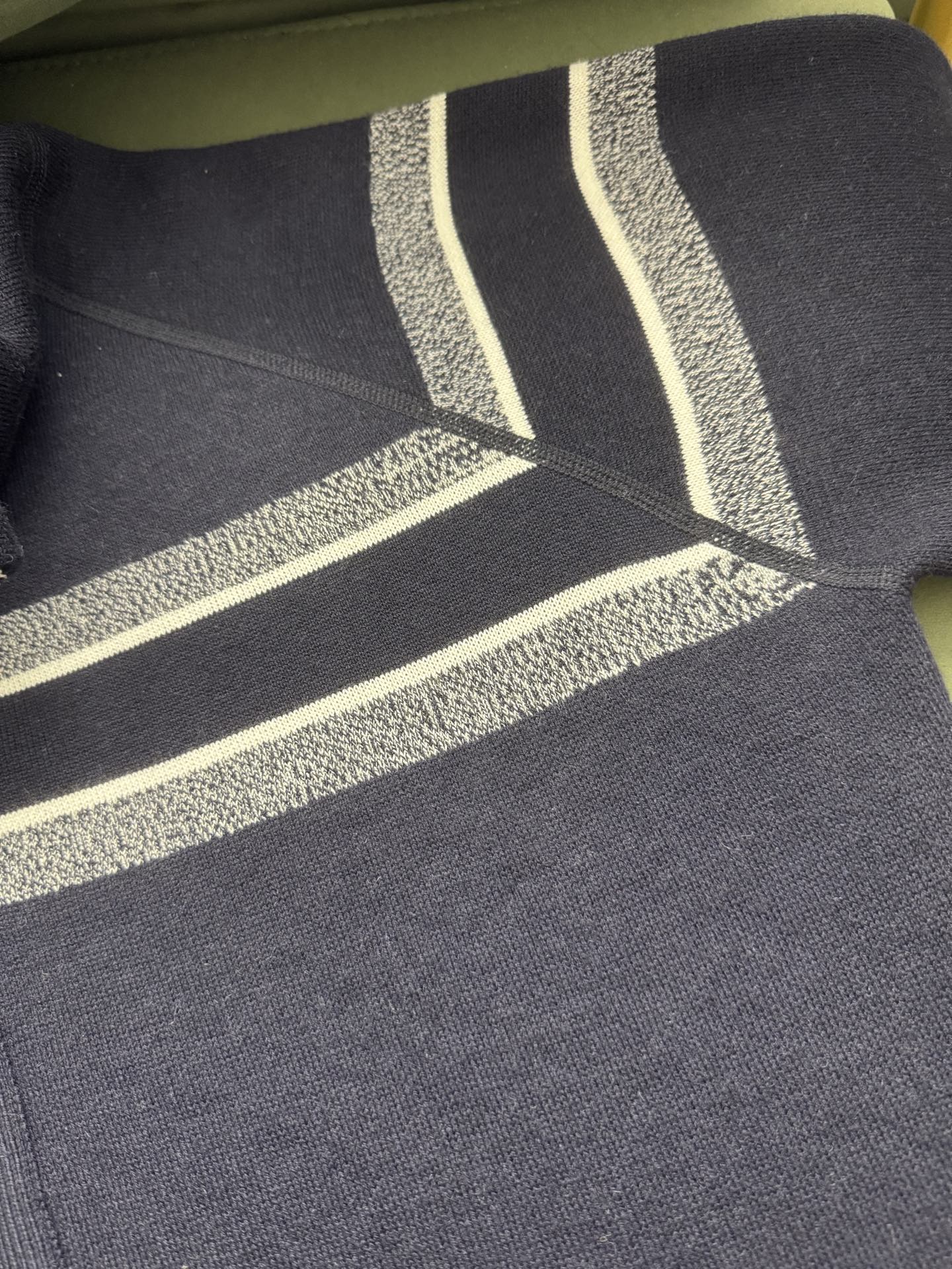 DIOR Reversible Zipped Cardigan with Hood （054G12AM055-X5820）