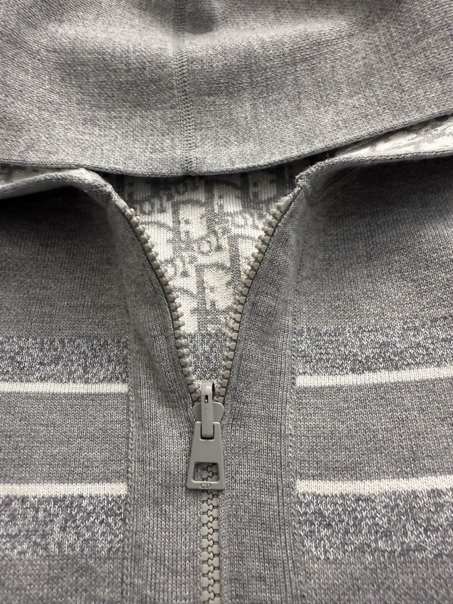 DIOR Reversible Zipped Cardigan with Hood （054G12AM055-X5820）