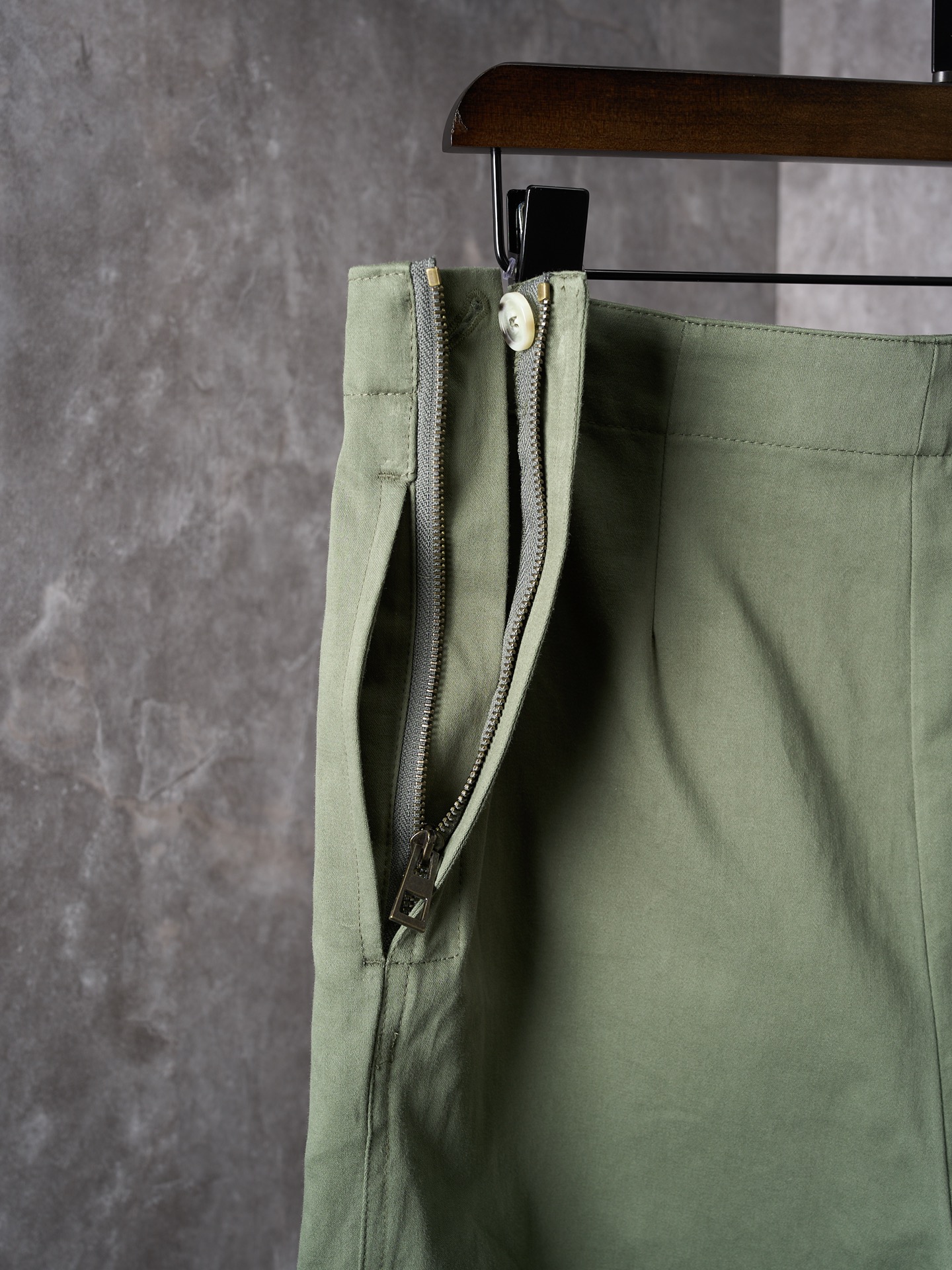 LOEWE MAN GREEN TROUSERS   (H526Y04WHI-4160）