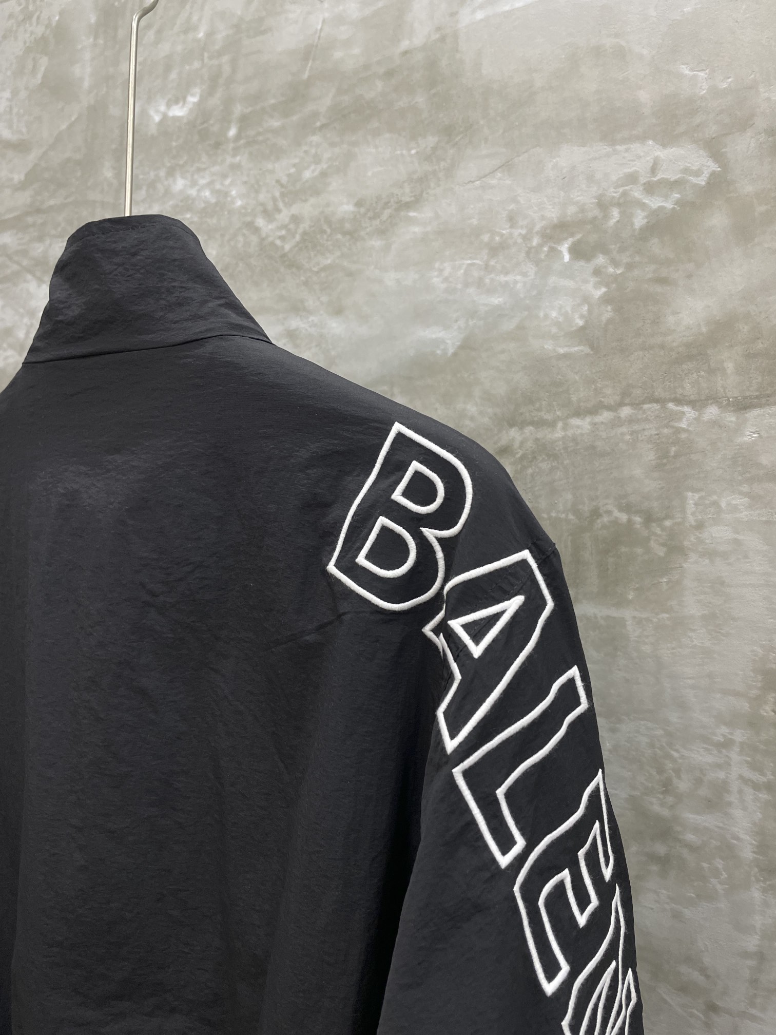BALENCIAGA OUTLINE TRACKSUIT JACKET（768920TNO791000）