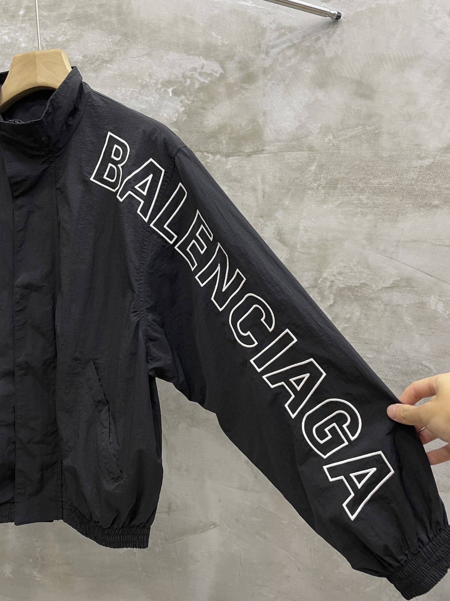 BALENCIAGA OUTLINE TRACKSUIT JACKET（768920TNO791000）