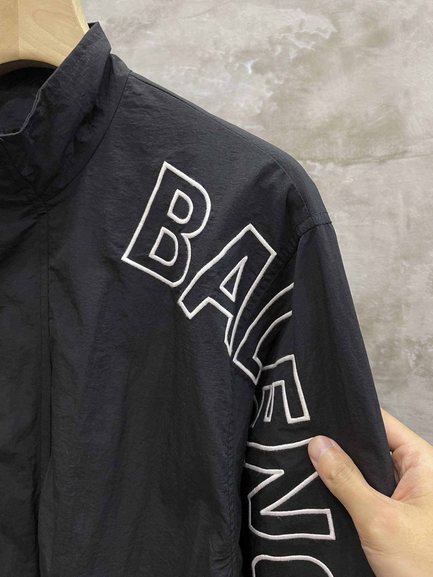 BALENCIAGA OUTLINE TRACKSUIT JACKET（768920TNO791000）